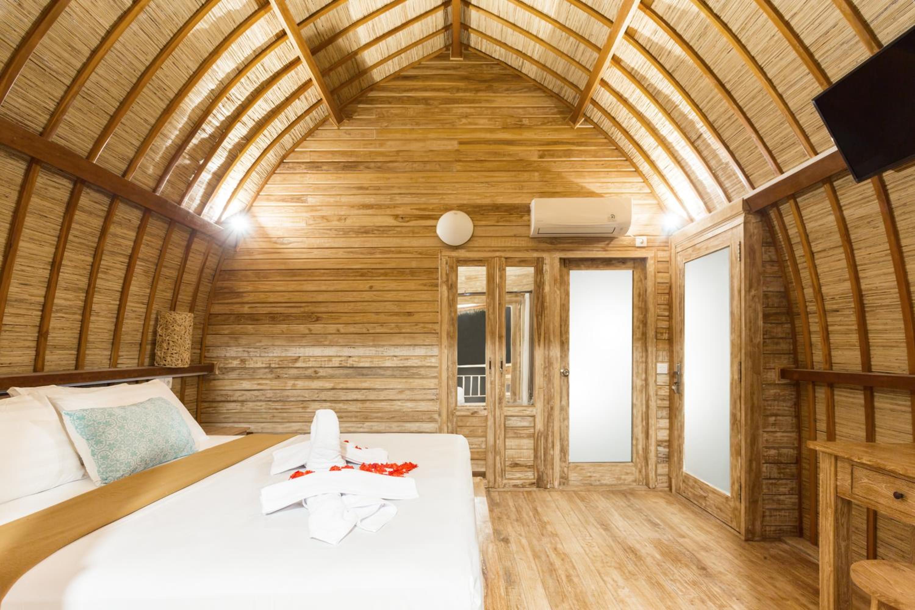 Double Room with Balcony and Sea View - Photo 1