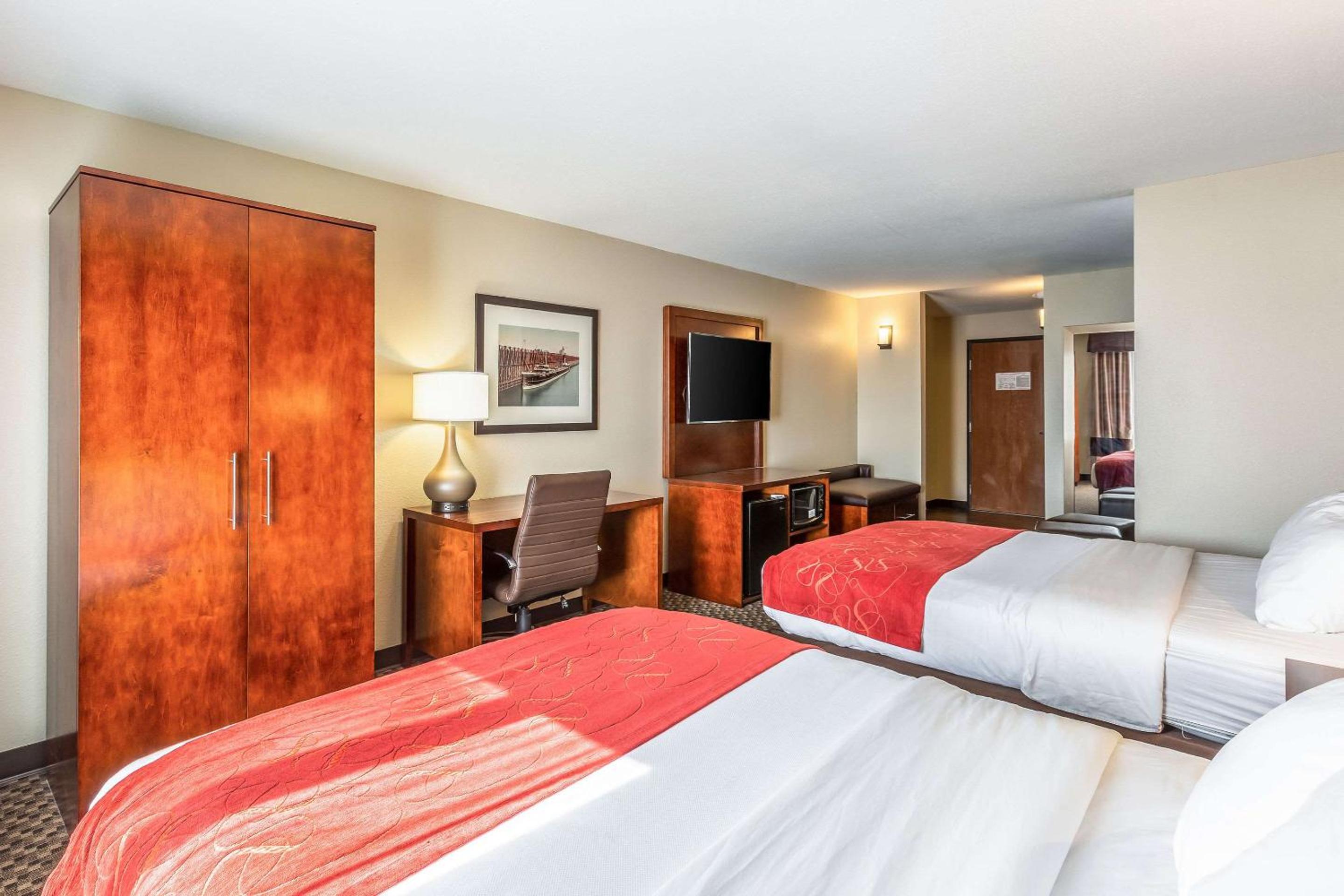 Queen Suite with Two Queen Beds - Non-Smoking - Photo 1