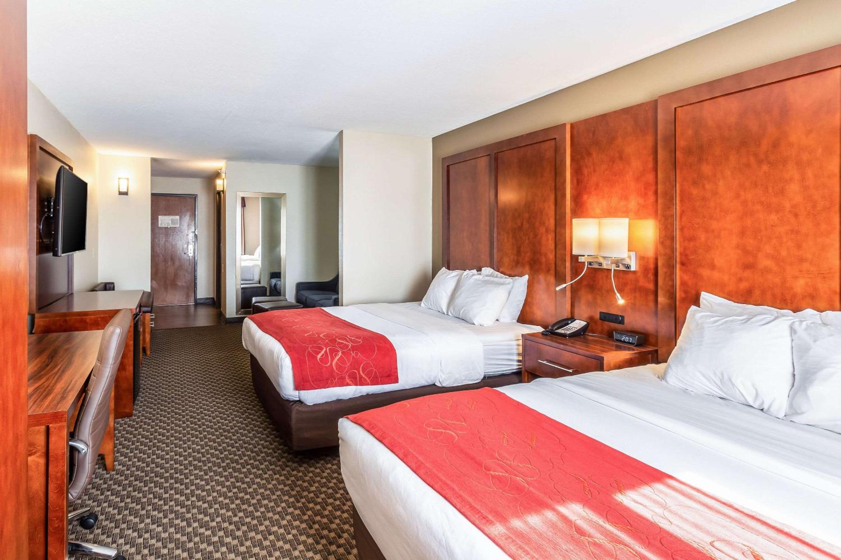 Queen Suite with Two Queen Beds - Non-Smoking - Photo 2