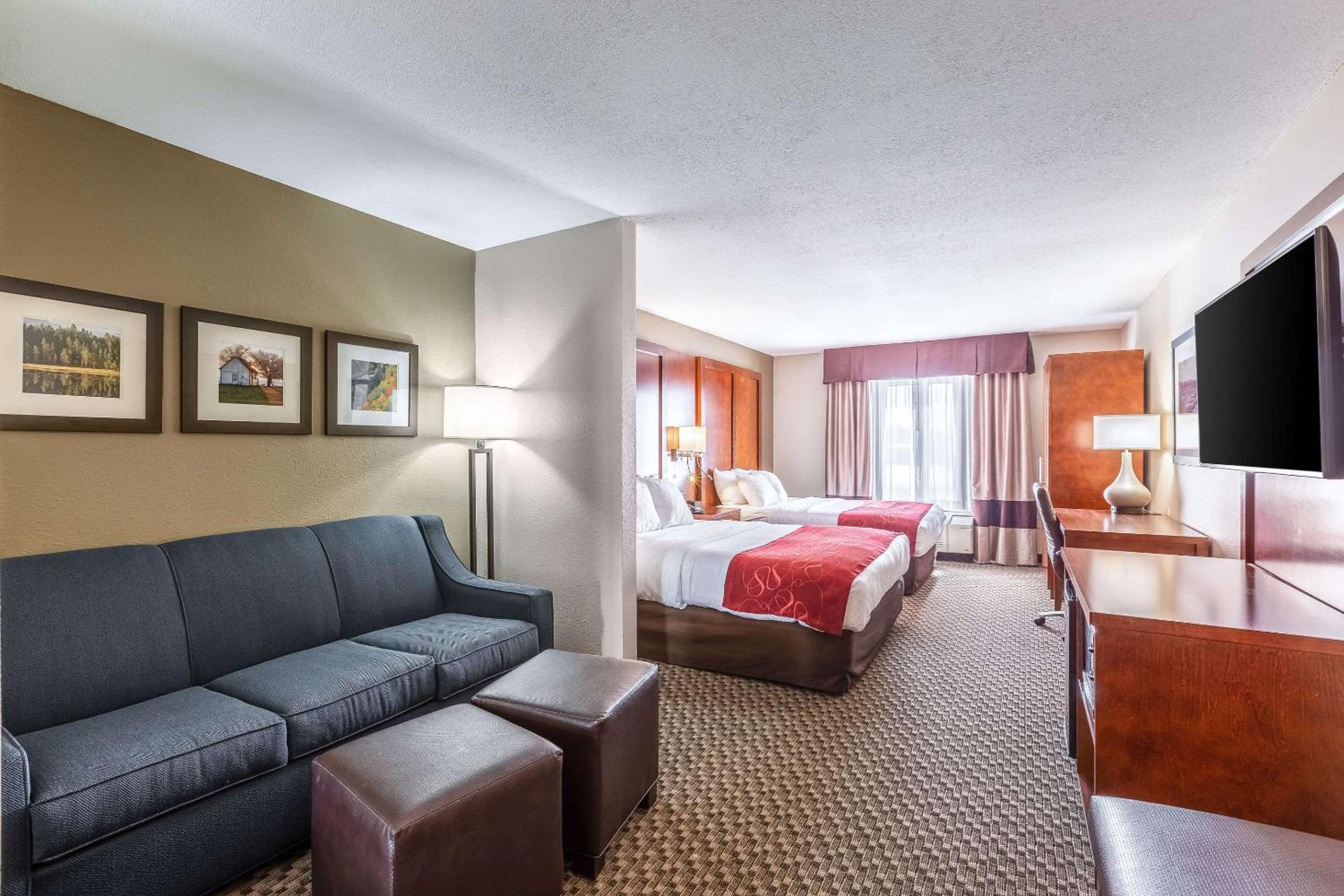 Queen Suite with Two Queen Beds - Non-Smoking - Photo 4