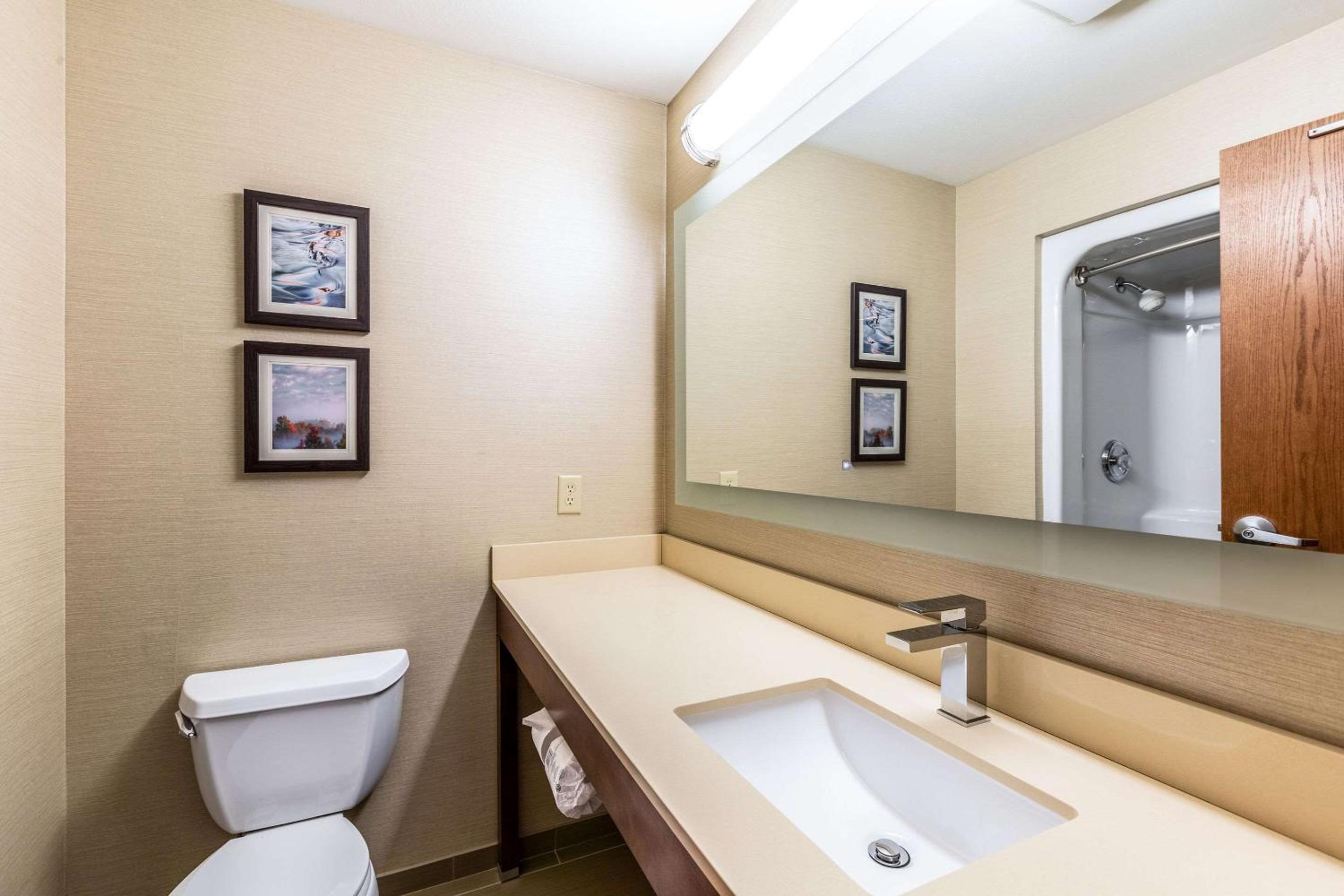 Queen Suite with Two Queen Beds - Non-Smoking - Photo 3