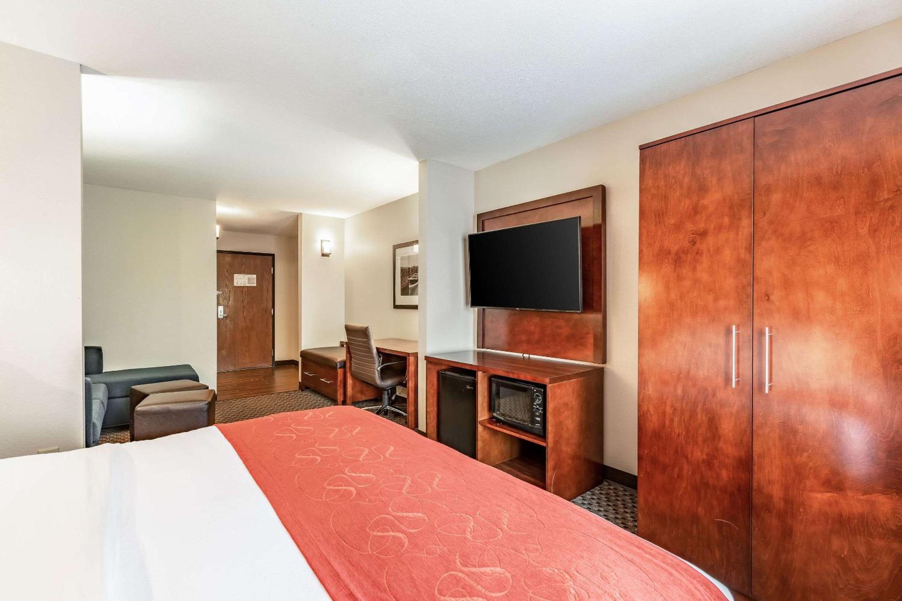 King Suite - Non-Smoking - Photo 3