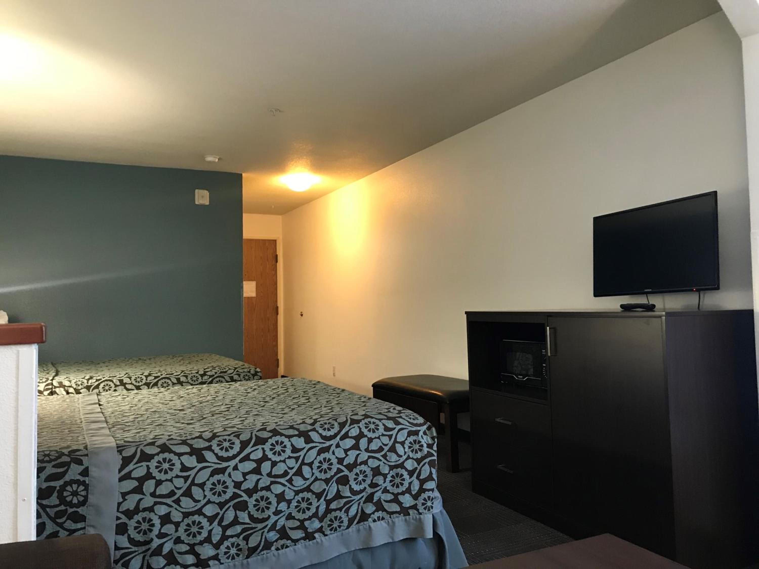 Queen Room with Two Queen Beds - Non-Smoking - Photo 4