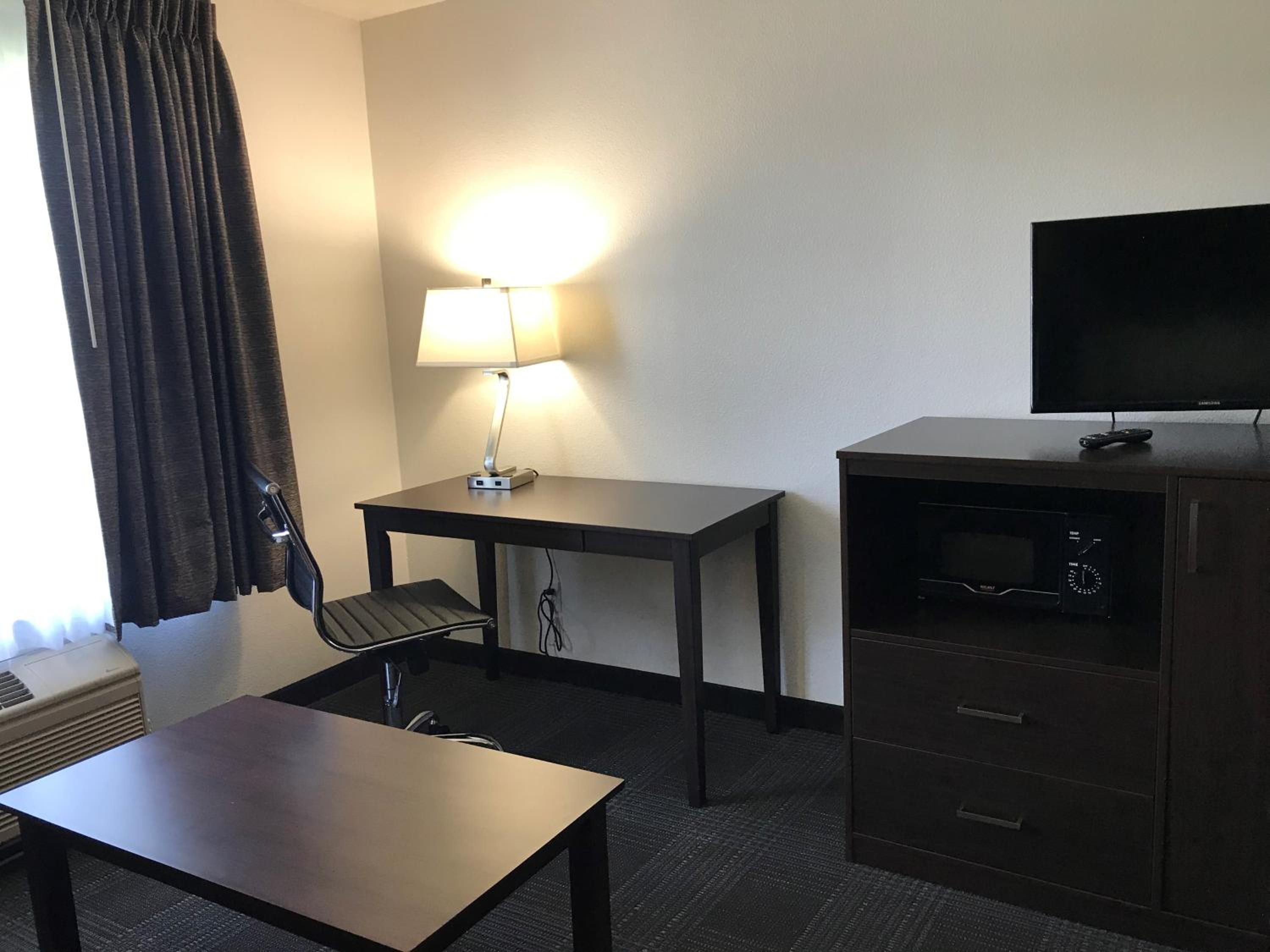 Queen Room with Roll-In Shower - Mobility Accessible/Non-Smoking - Photo 1
