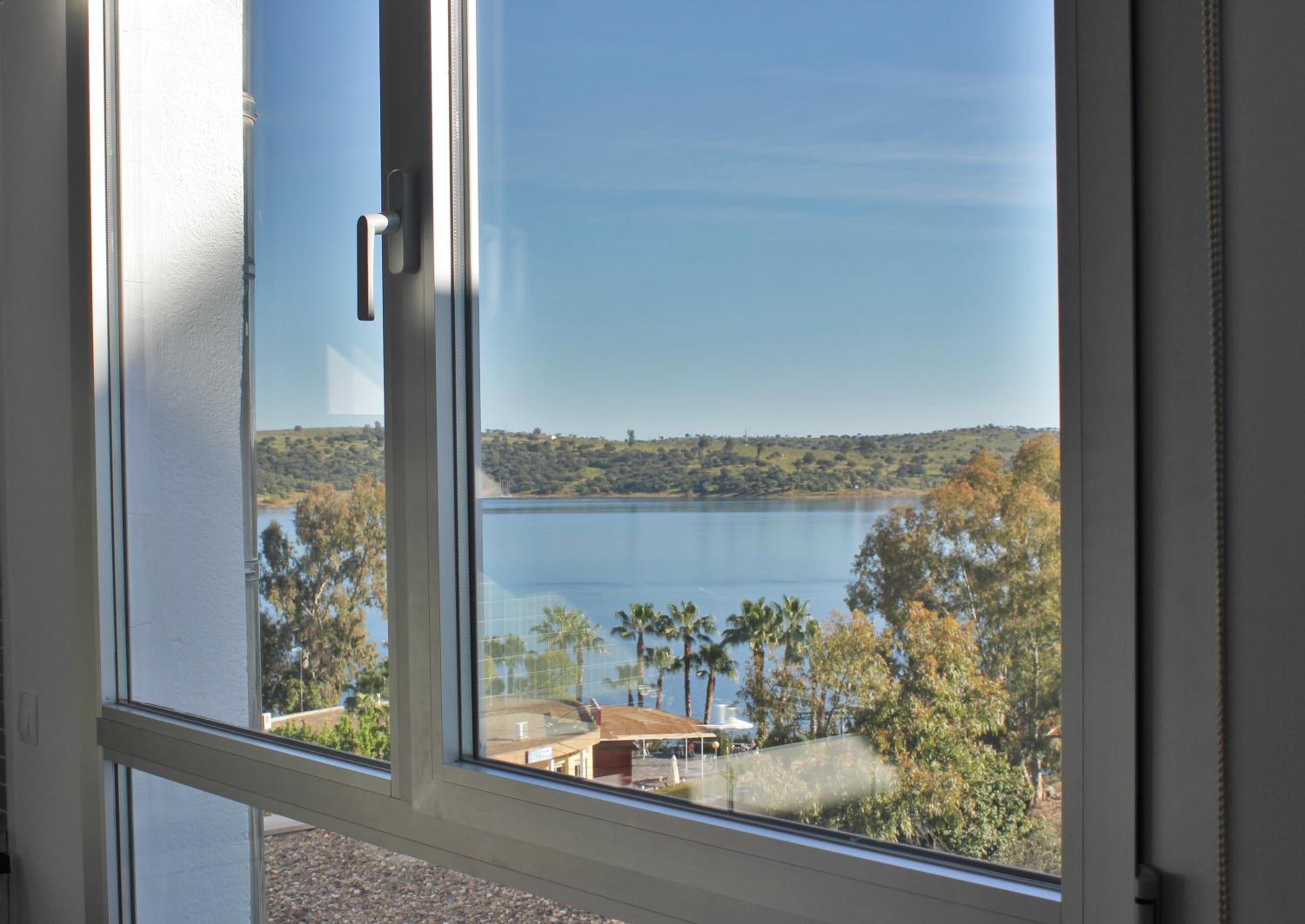 Apartment with Lake View - Photo 3