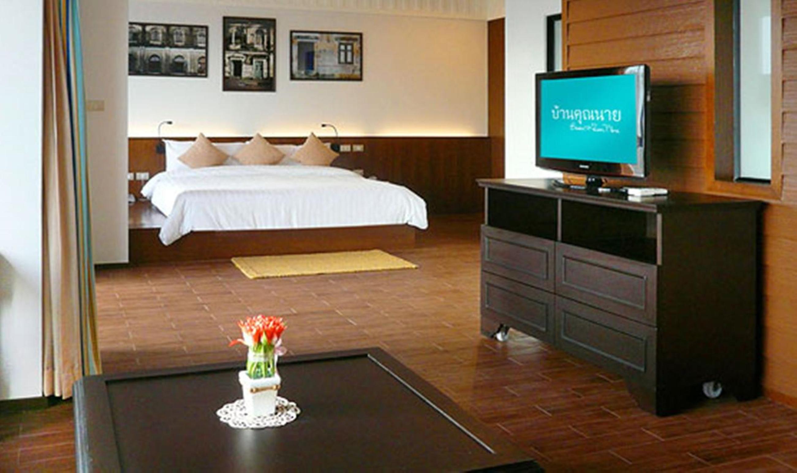 Suite - Photo 1