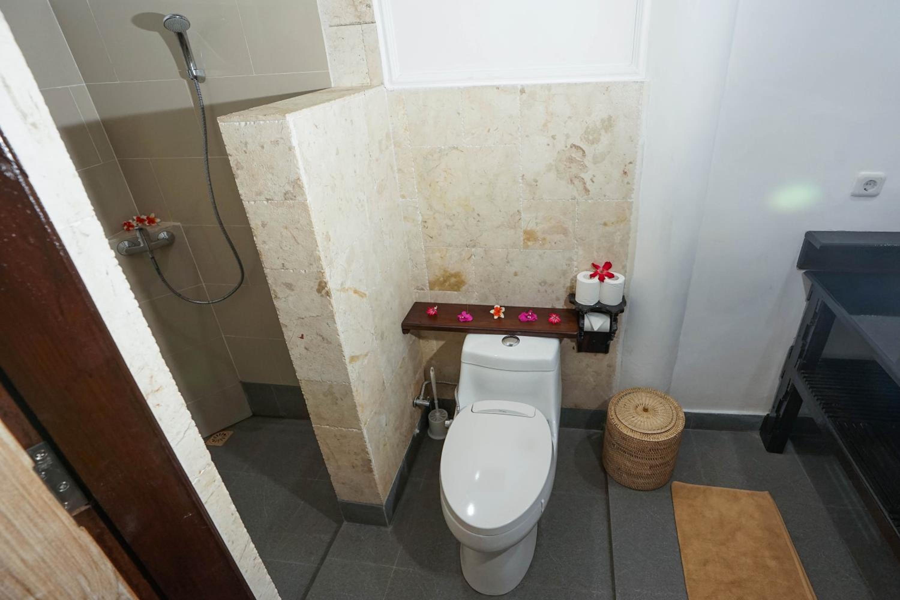 Triple Bungalow - Photo 2