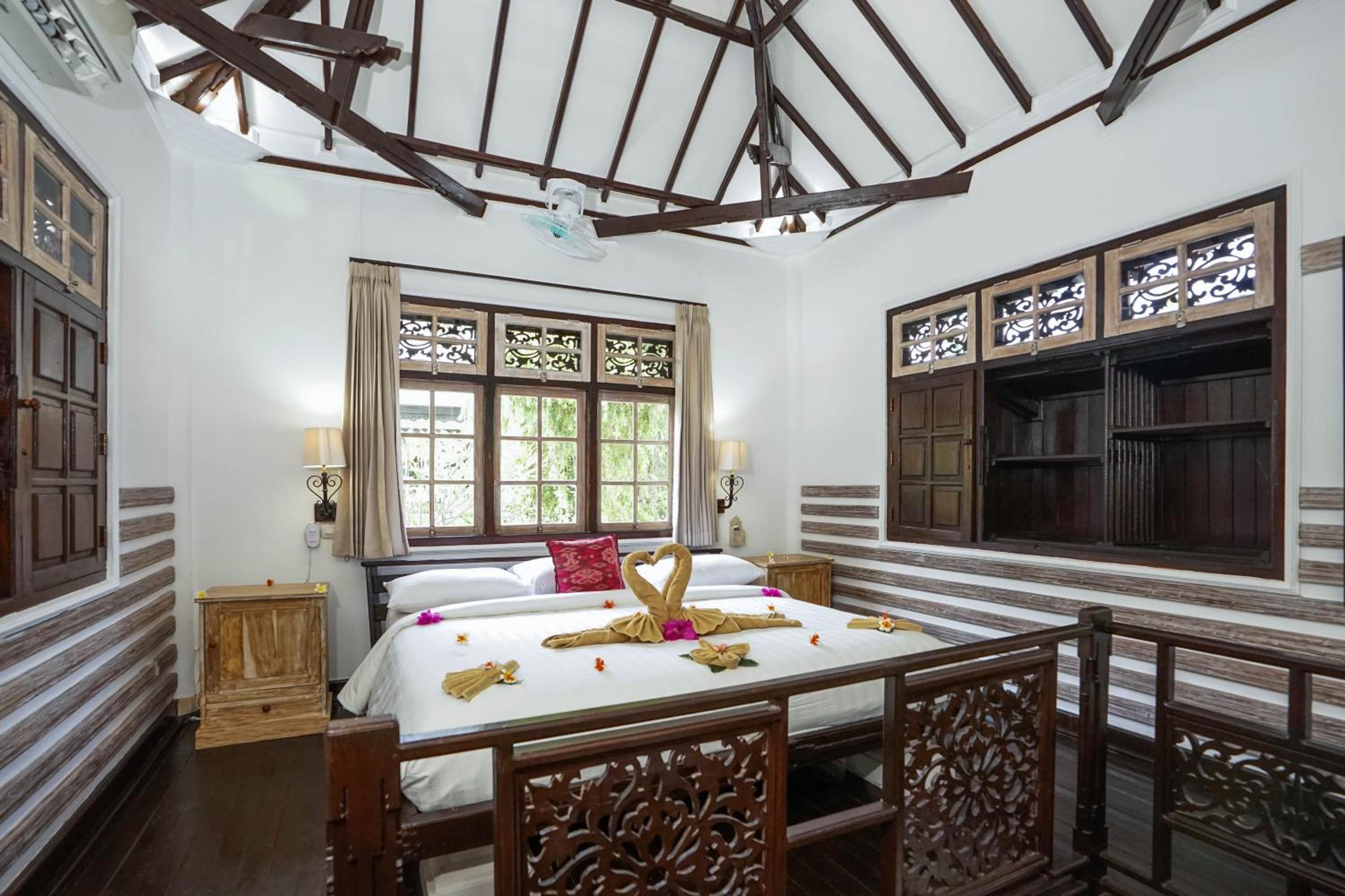 Triple Bungalow - Photo 3