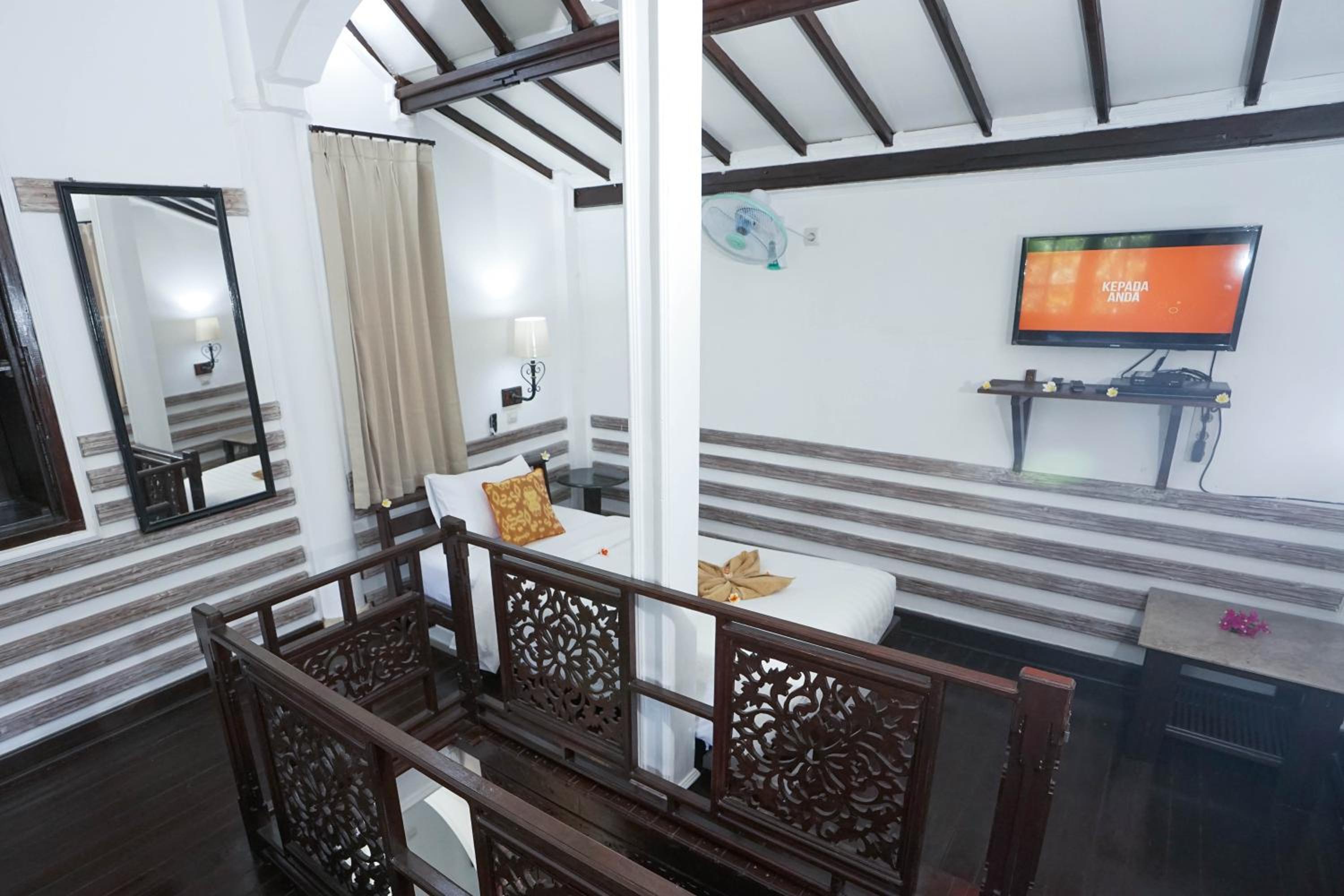Triple Bungalow - Photo 1