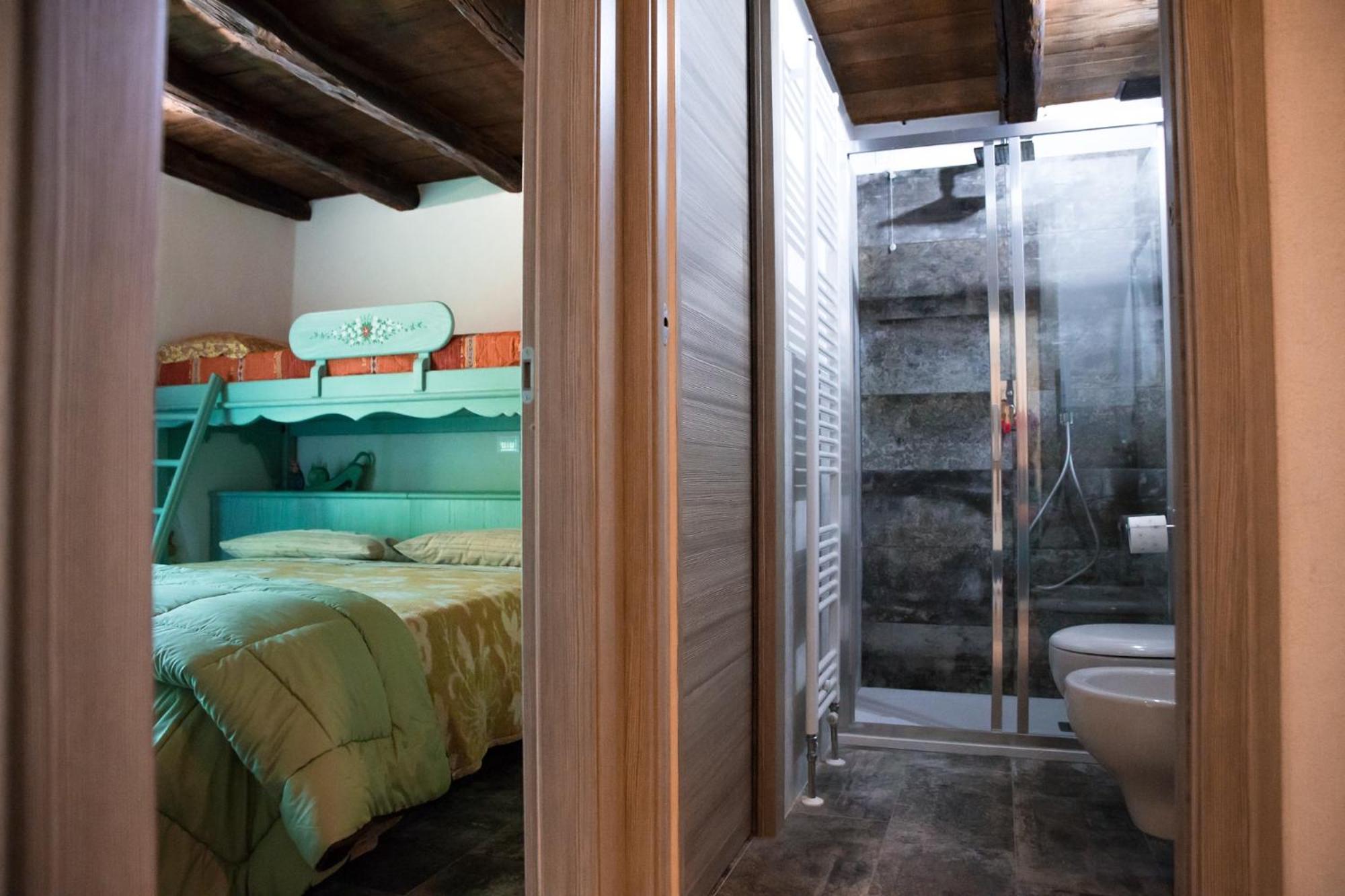 Deluxe Double Room with Private Bathroom - Photo 2