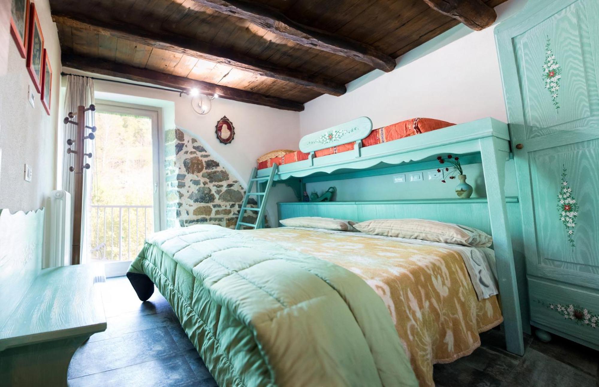 Deluxe Double Room with Private Bathroom - Photo 8