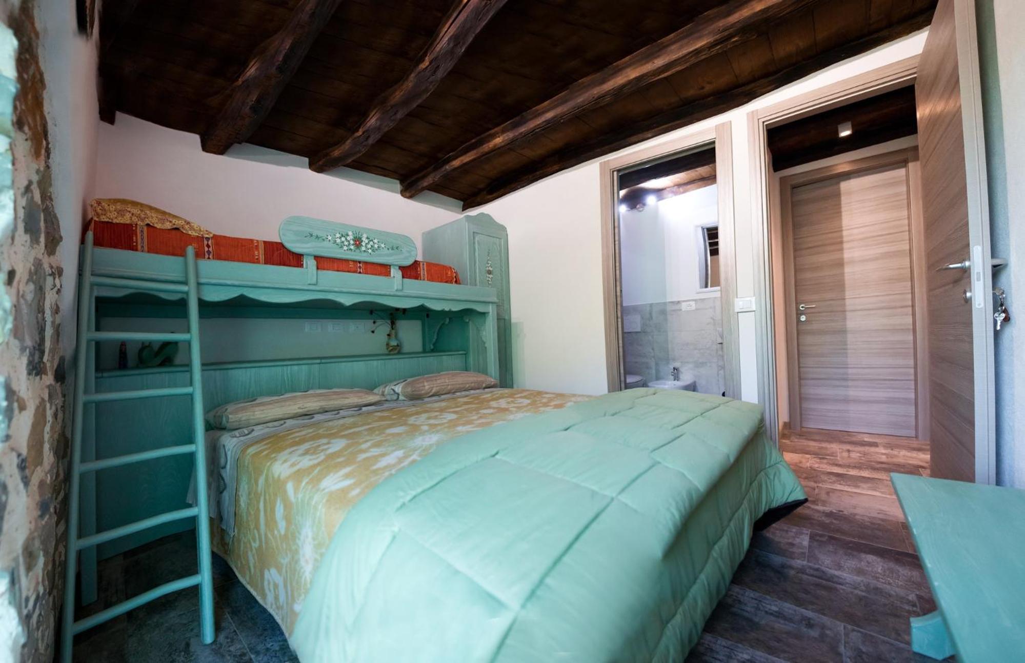 Deluxe Double Room with Private Bathroom - Photo 6