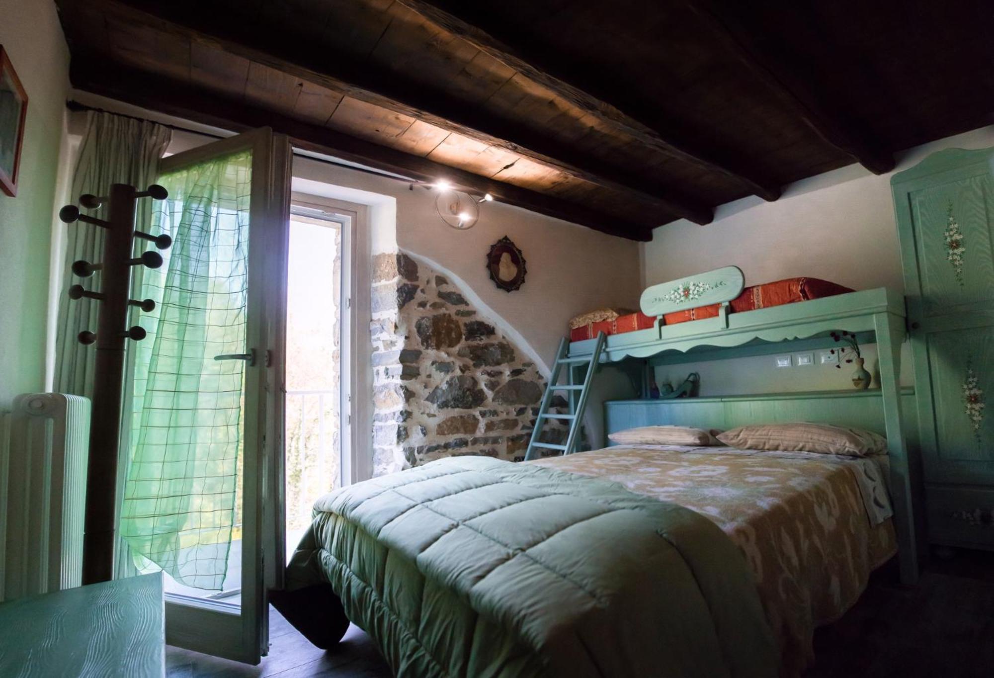 Deluxe Double Room with Private Bathroom - Photo 3