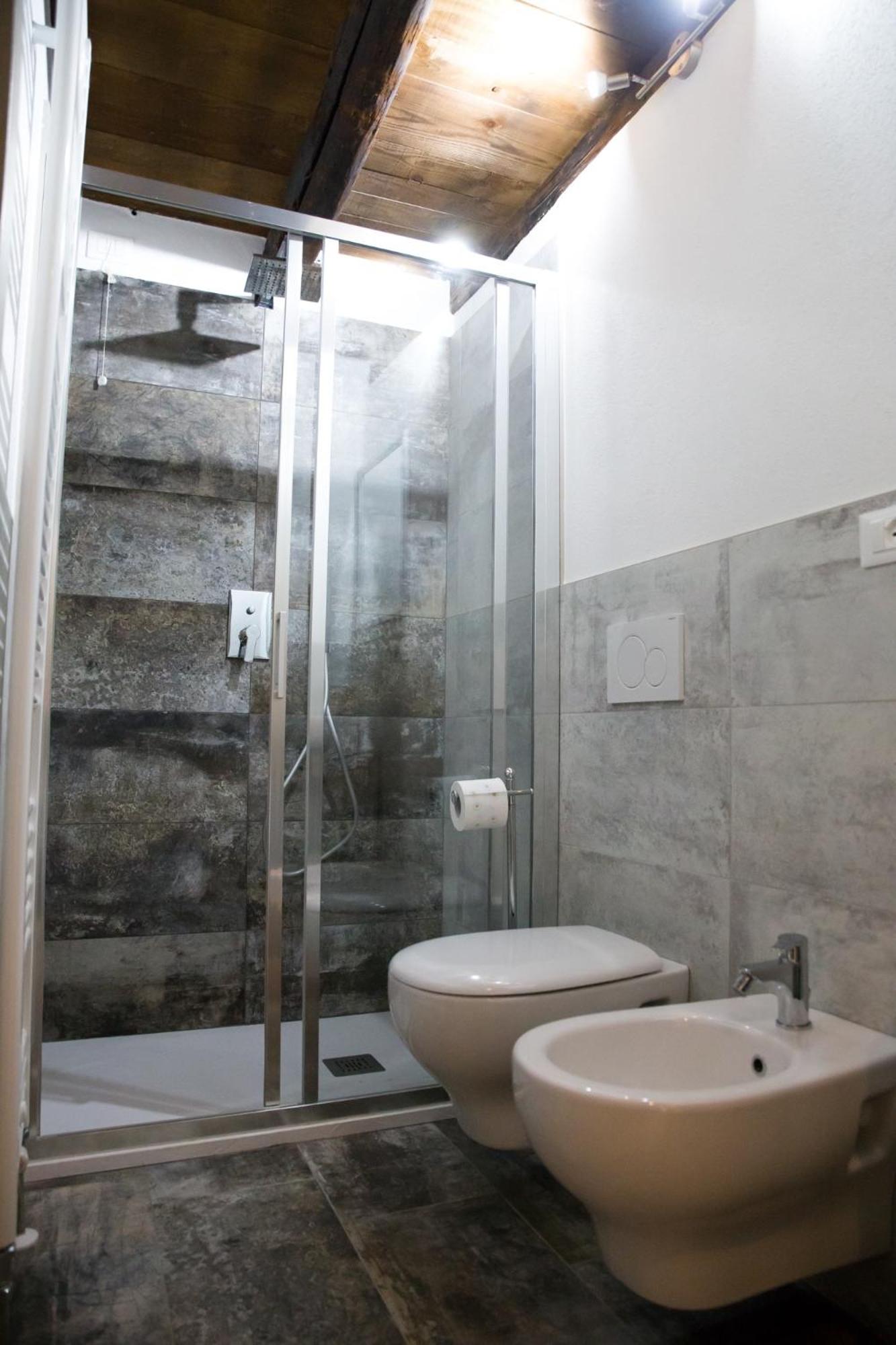 Deluxe Double Room with Private Bathroom - Photo 4