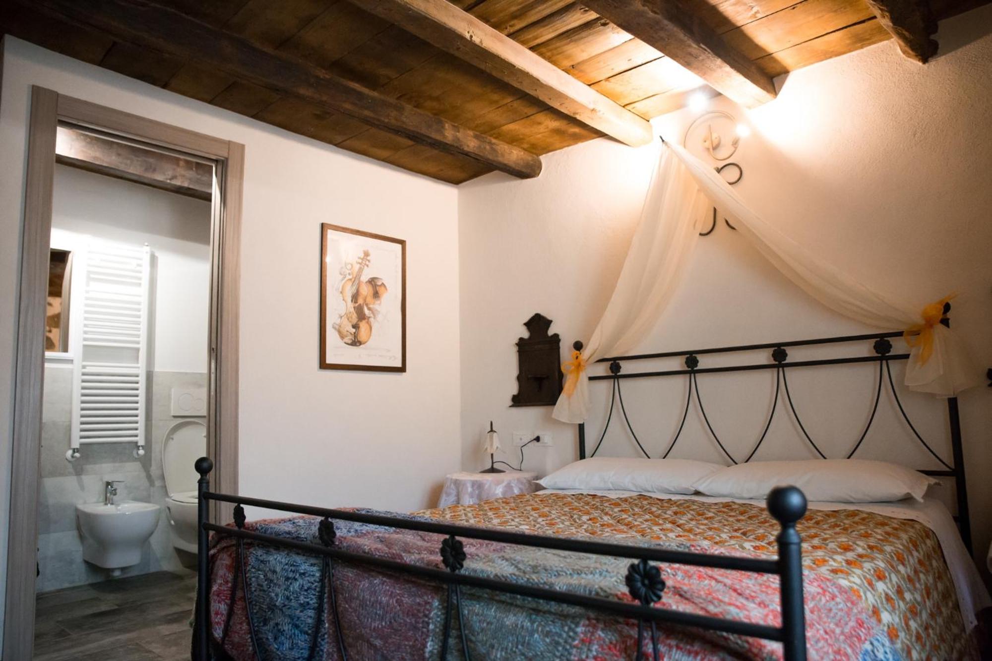 Deluxe Double Room with Private Bathroom - Photo 10
