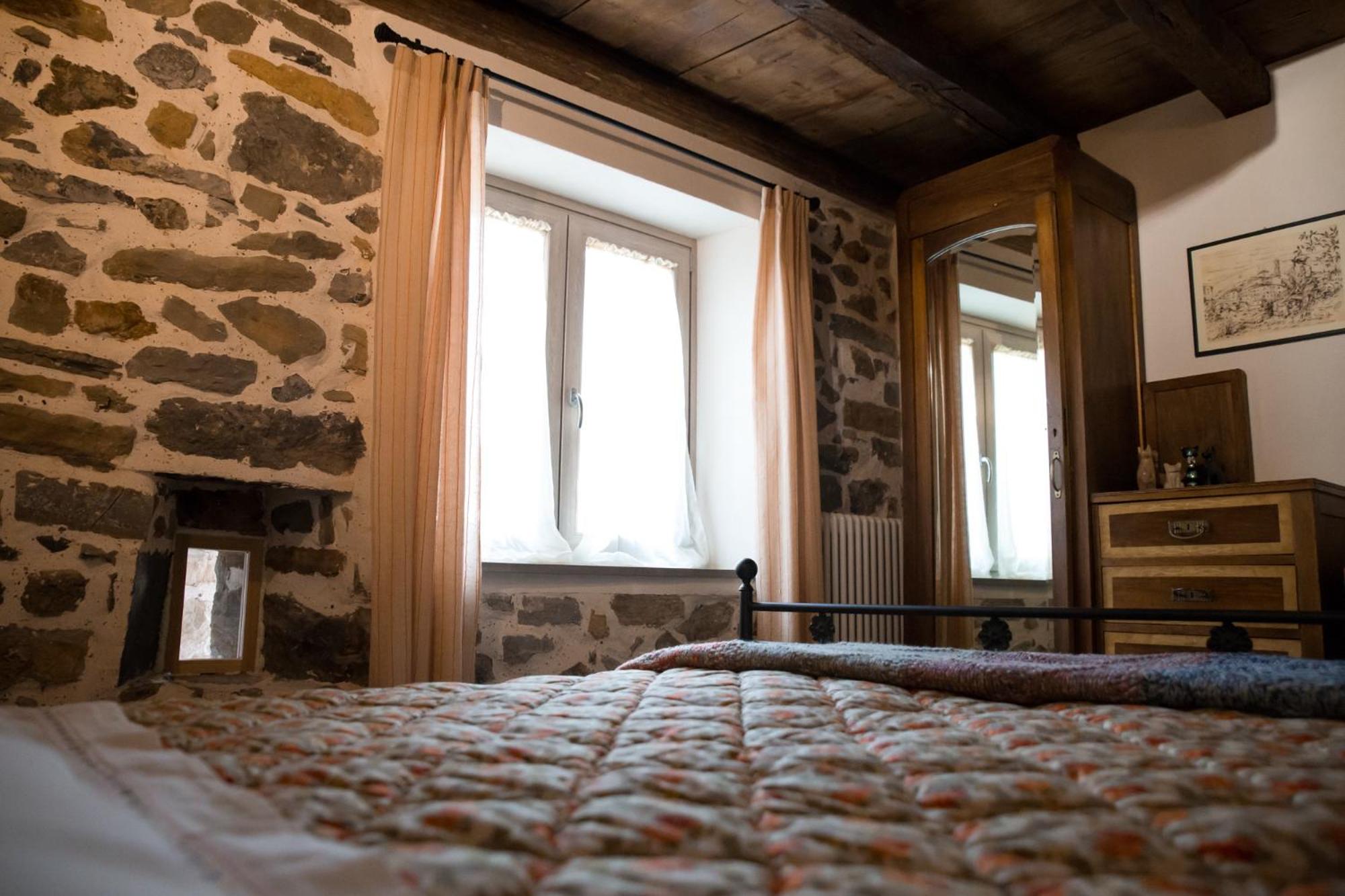 Deluxe Double Room with Private Bathroom - Photo 9