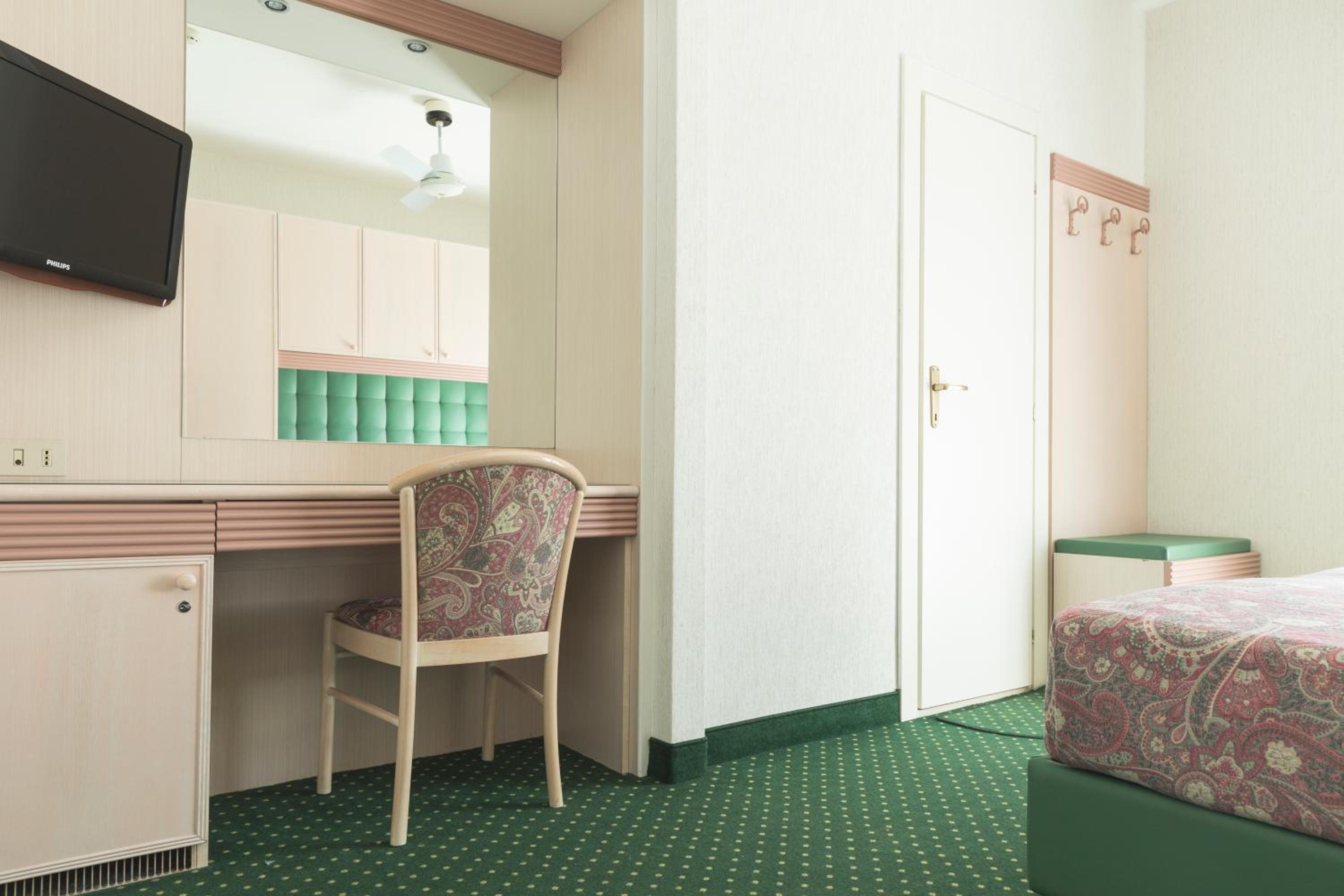 Double Room with Balcony and Partial Sea View - Photo 1