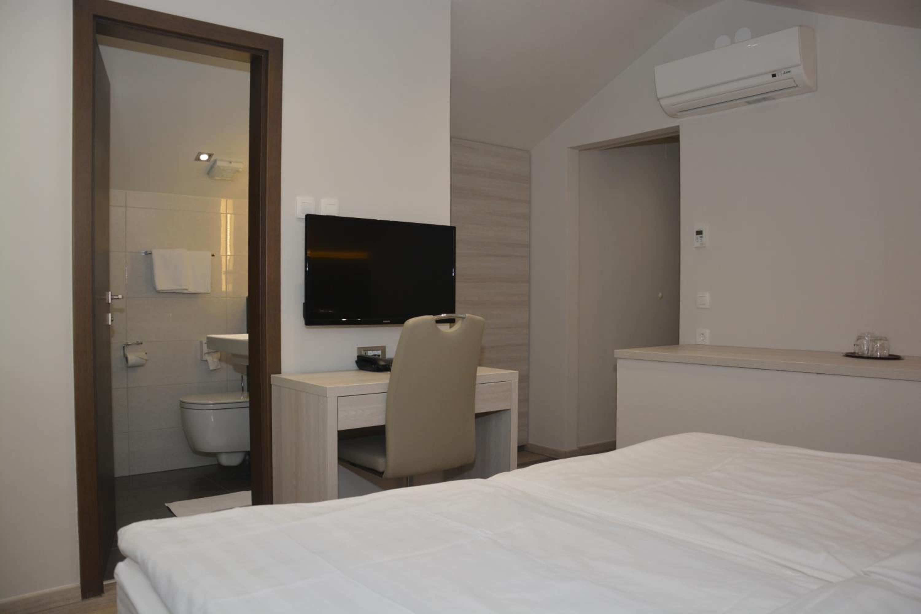 Double or Twin Room with Partial Sea View