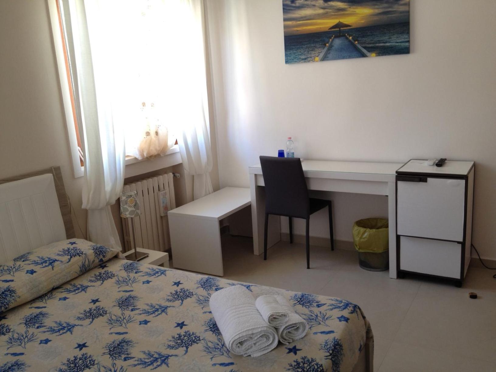 Double Room with Private Bathroom and Balcony photo 3