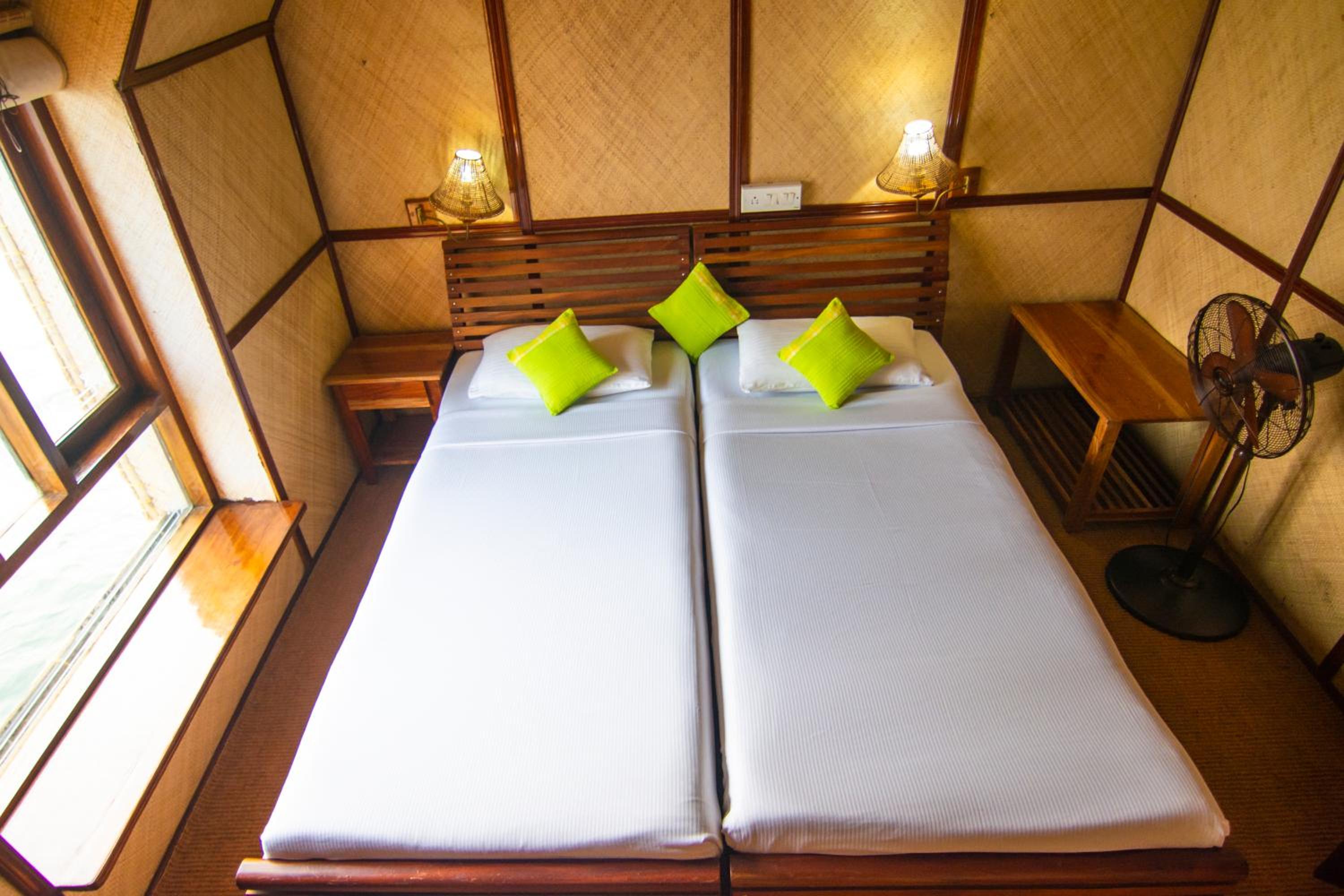 Two Bedroom Houseboat - Photo 28