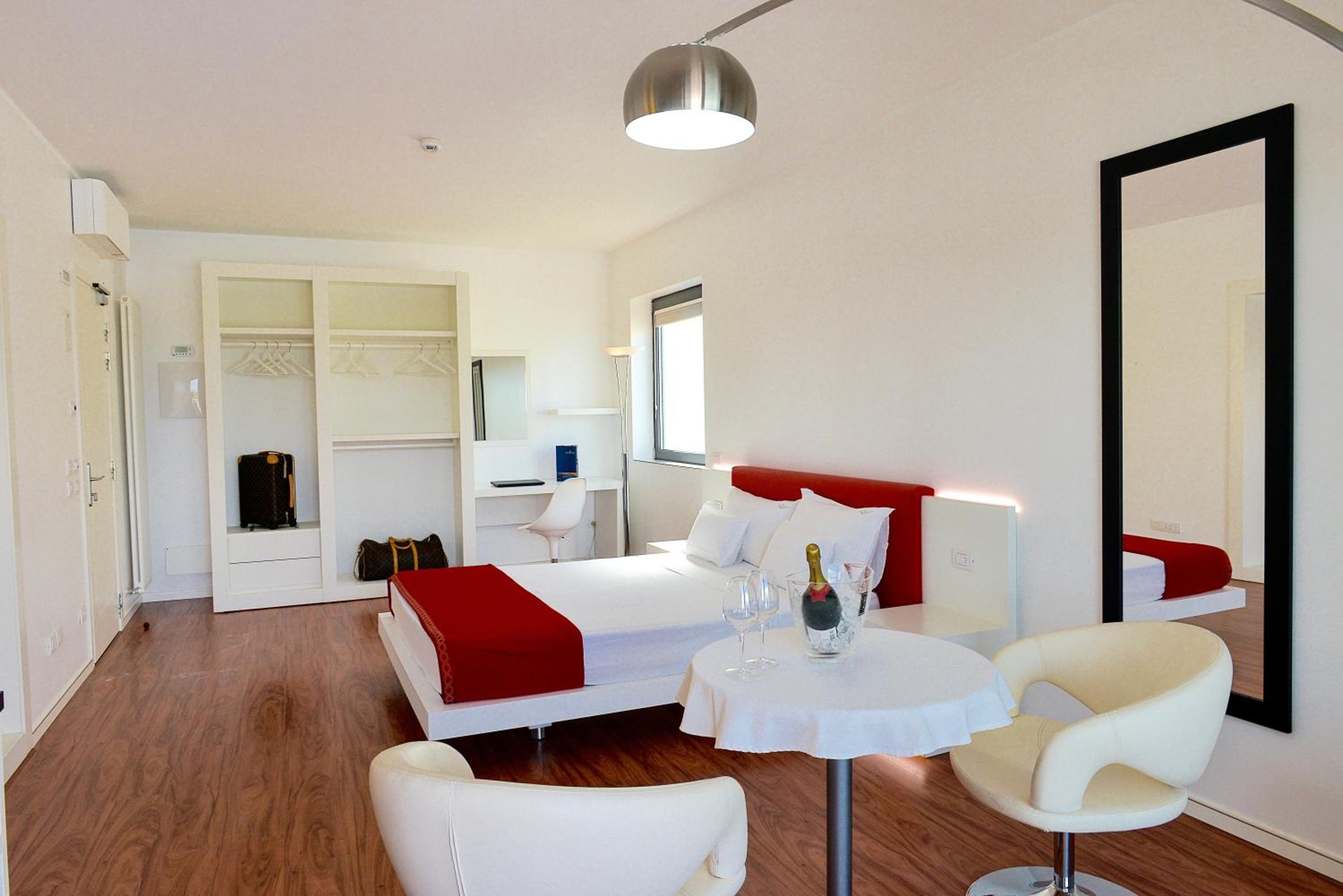 Junior Suite with Balcony - Photo 1