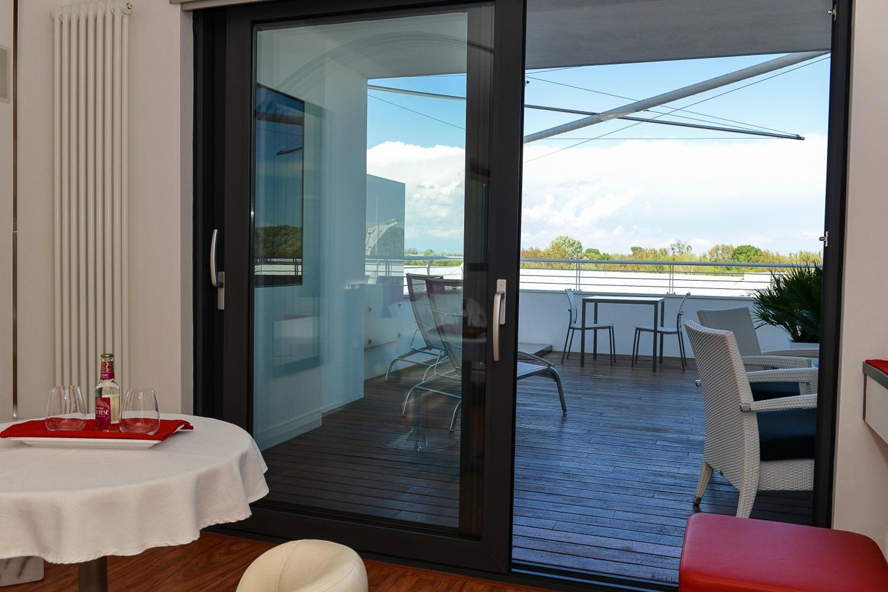 Junior Suite with Balcony - Photo 13