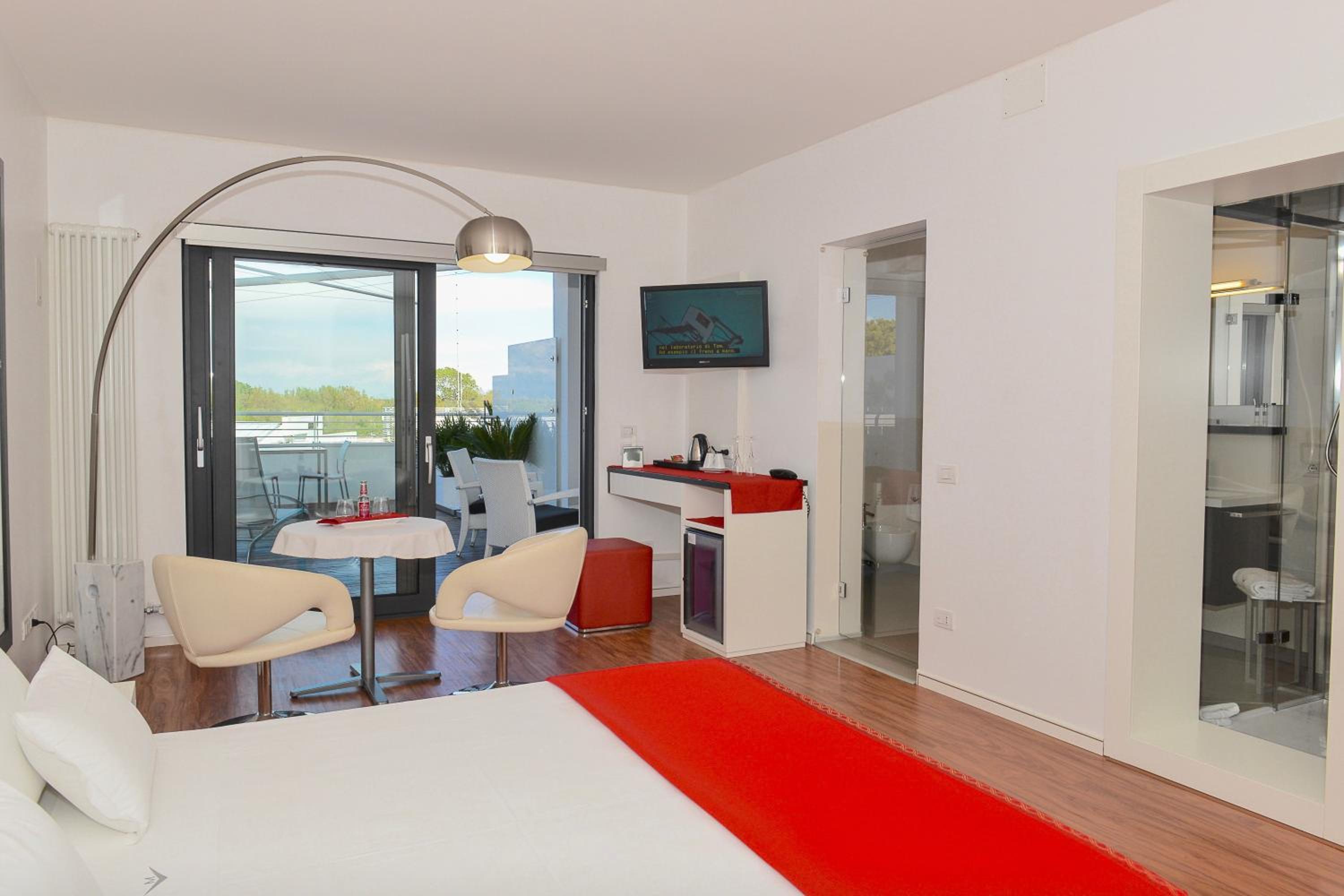 Junior Suite with Balcony - Photo 11
