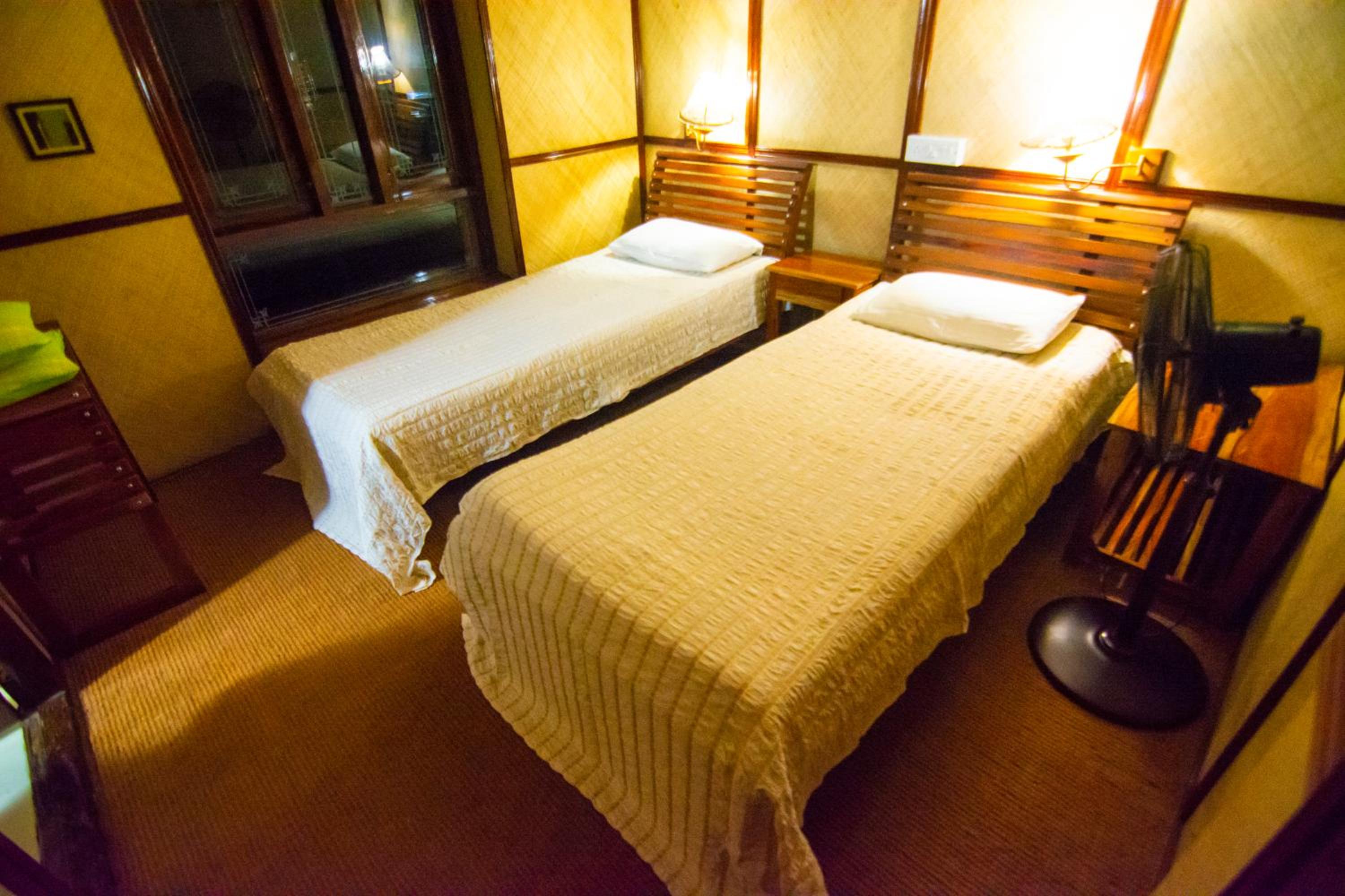 Two Bedroom Houseboat - Photo 13