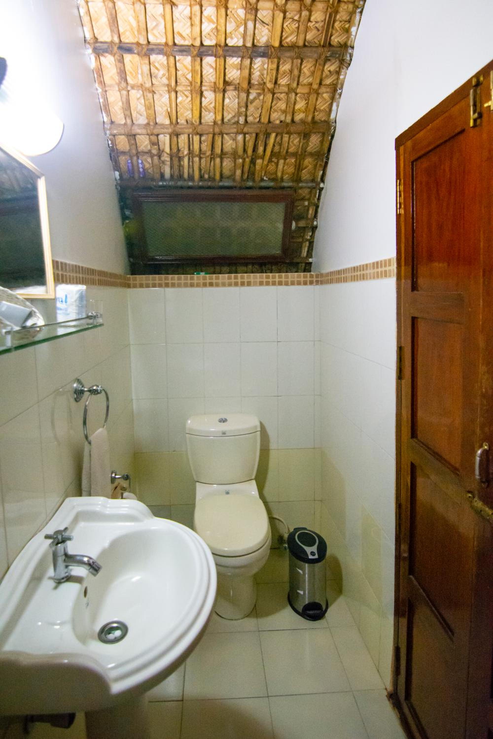 Two Bedroom Houseboat - Photo 25