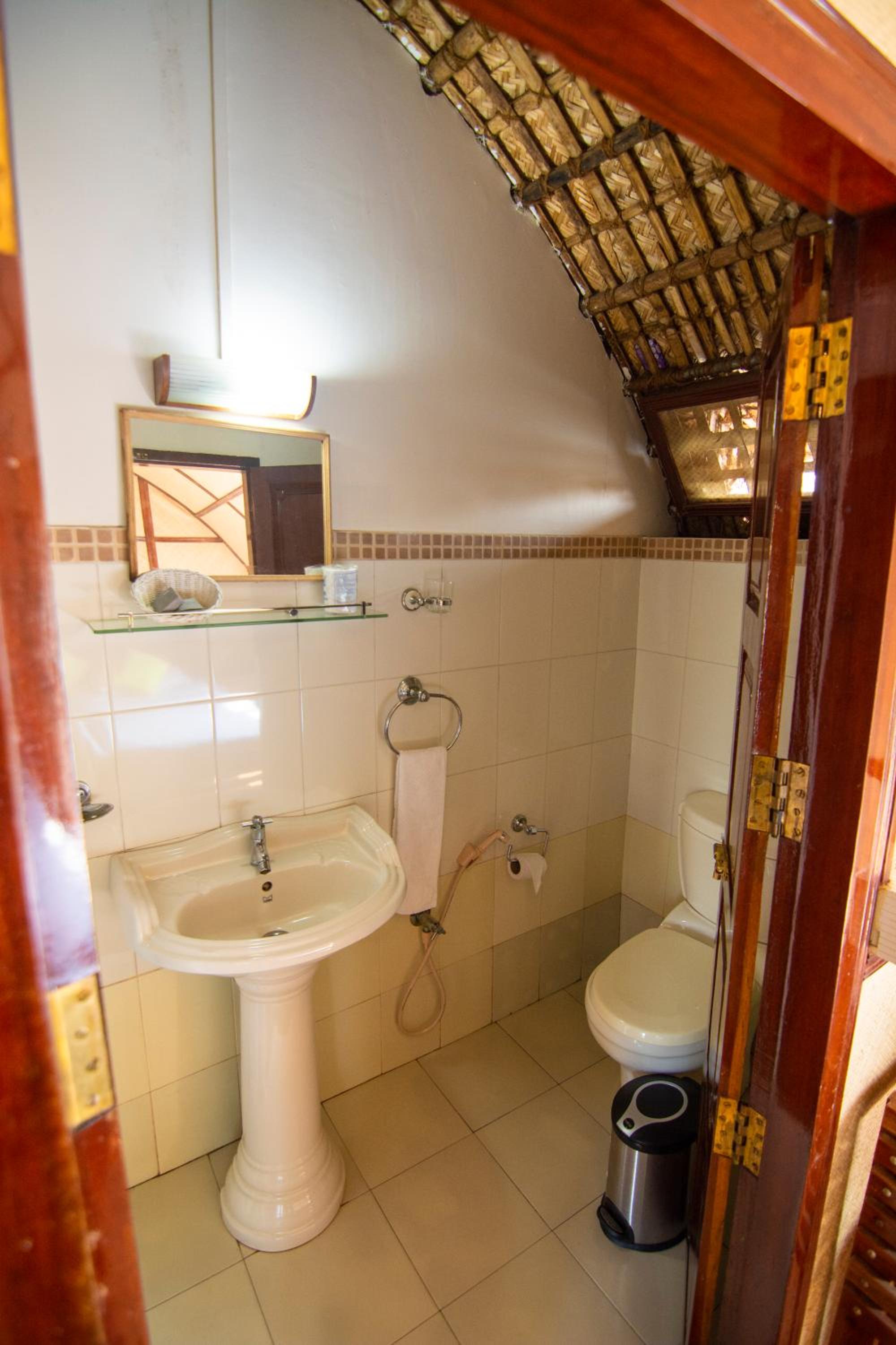 Two Bedroom Houseboat - Photo 23