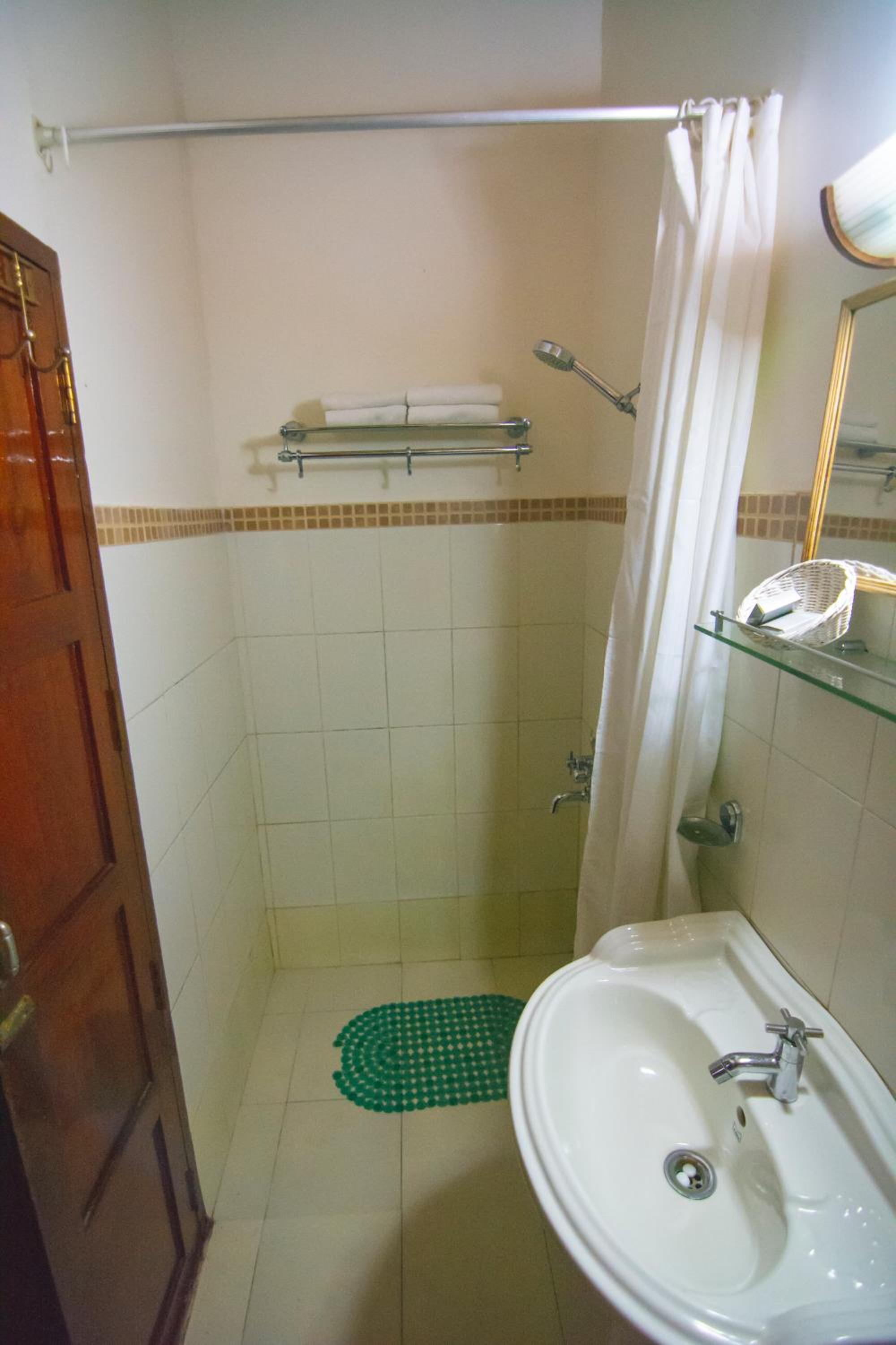 Two Bedroom Houseboat - Photo 15