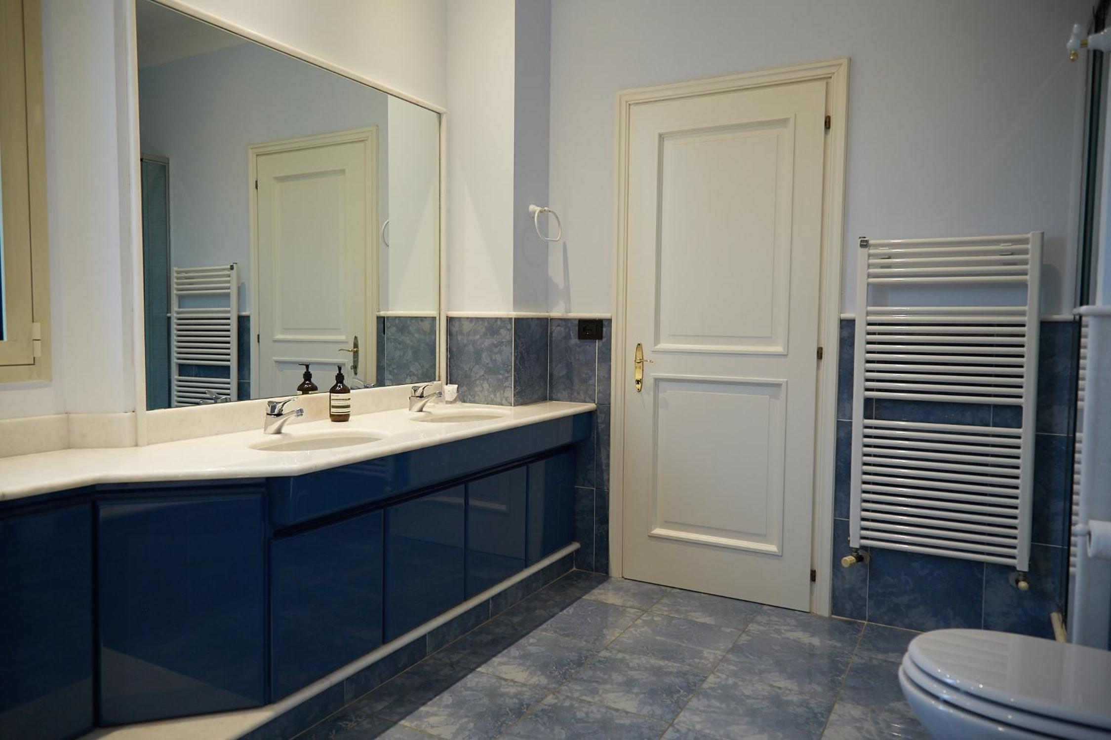 Suite with Hot Tub - Photo 5