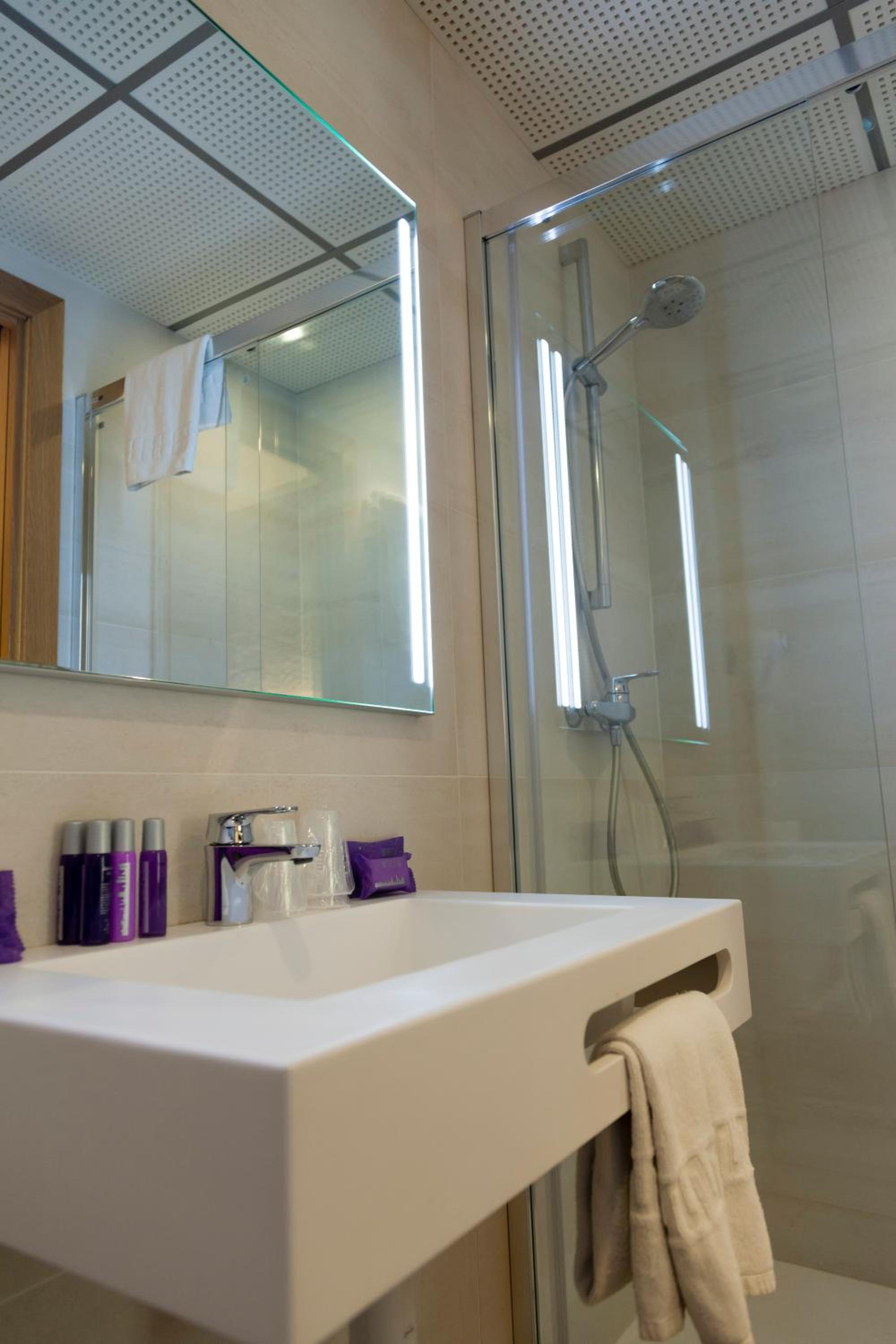 Single Room with Bathroom photo 3