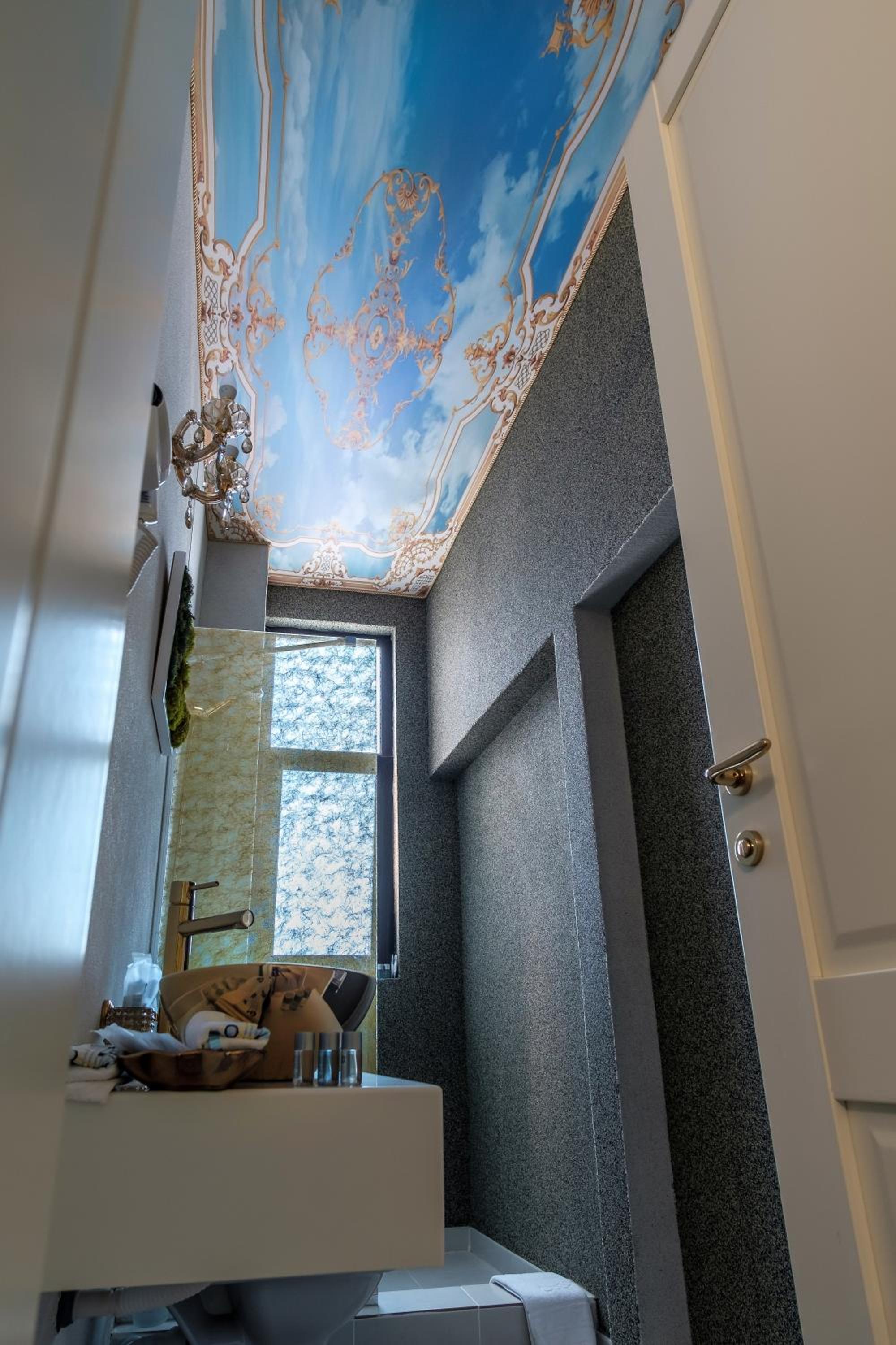 Deluxe King Suite photo 2
