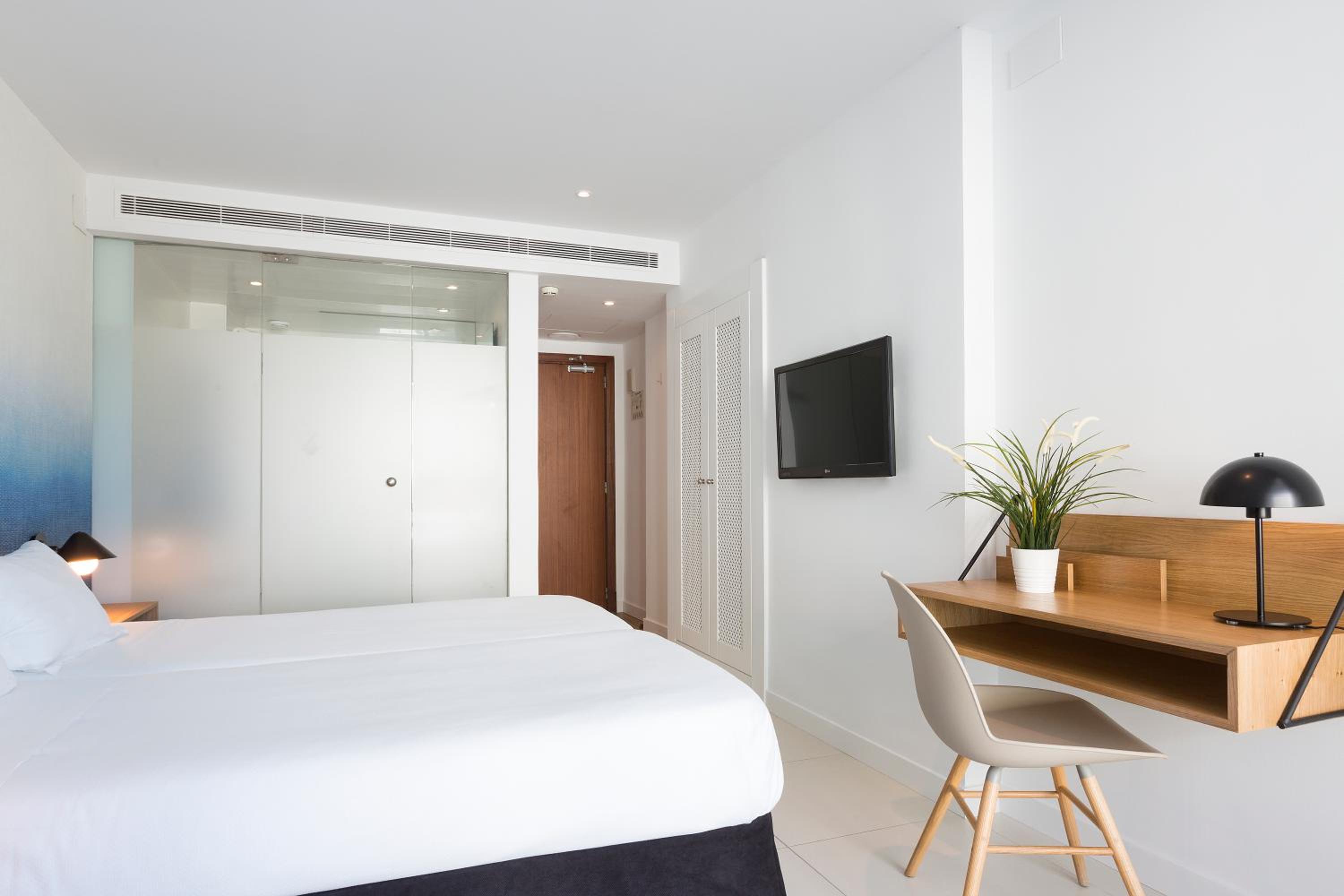 Habitación Doble con Vista lateral al mar con Balcón (3 Adultos)
