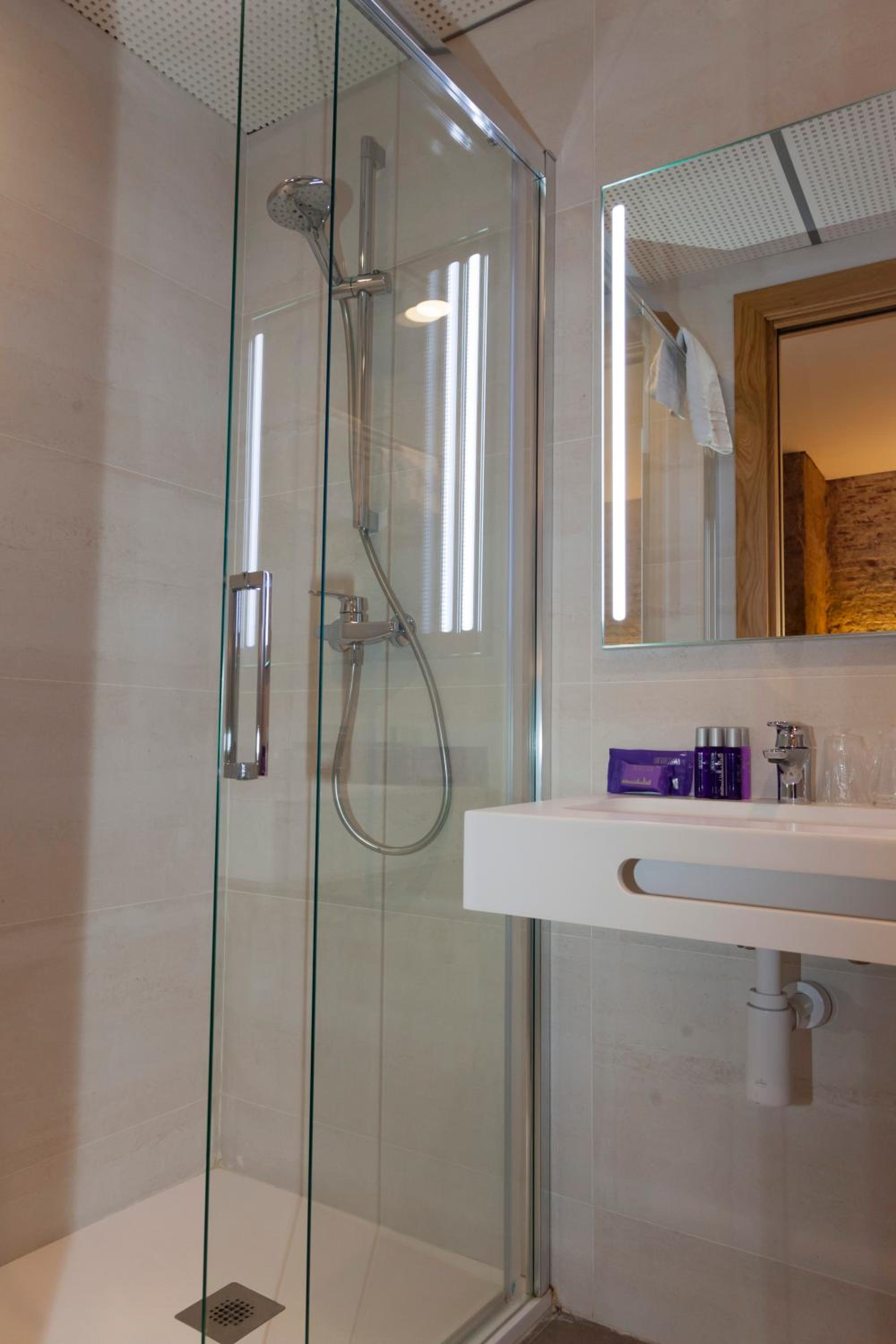 Single Room with Bathroom photo 3