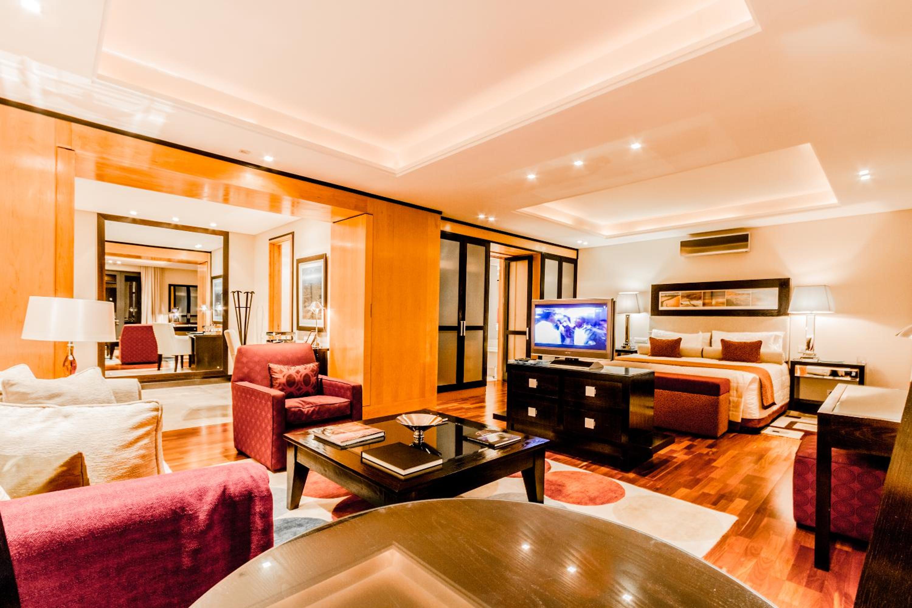Business Suite - Photo 1