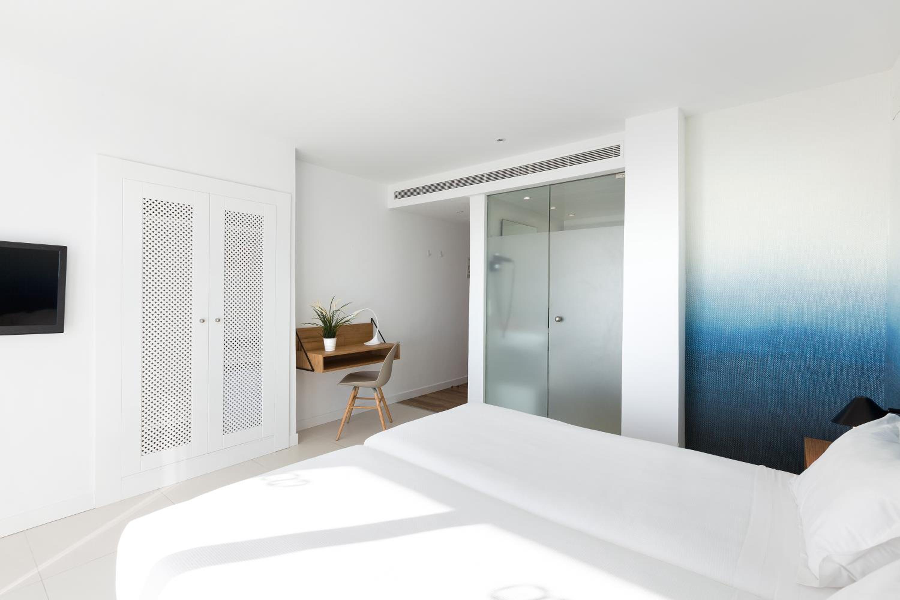 Twin Room with Sea View with Balcony - Photo 3