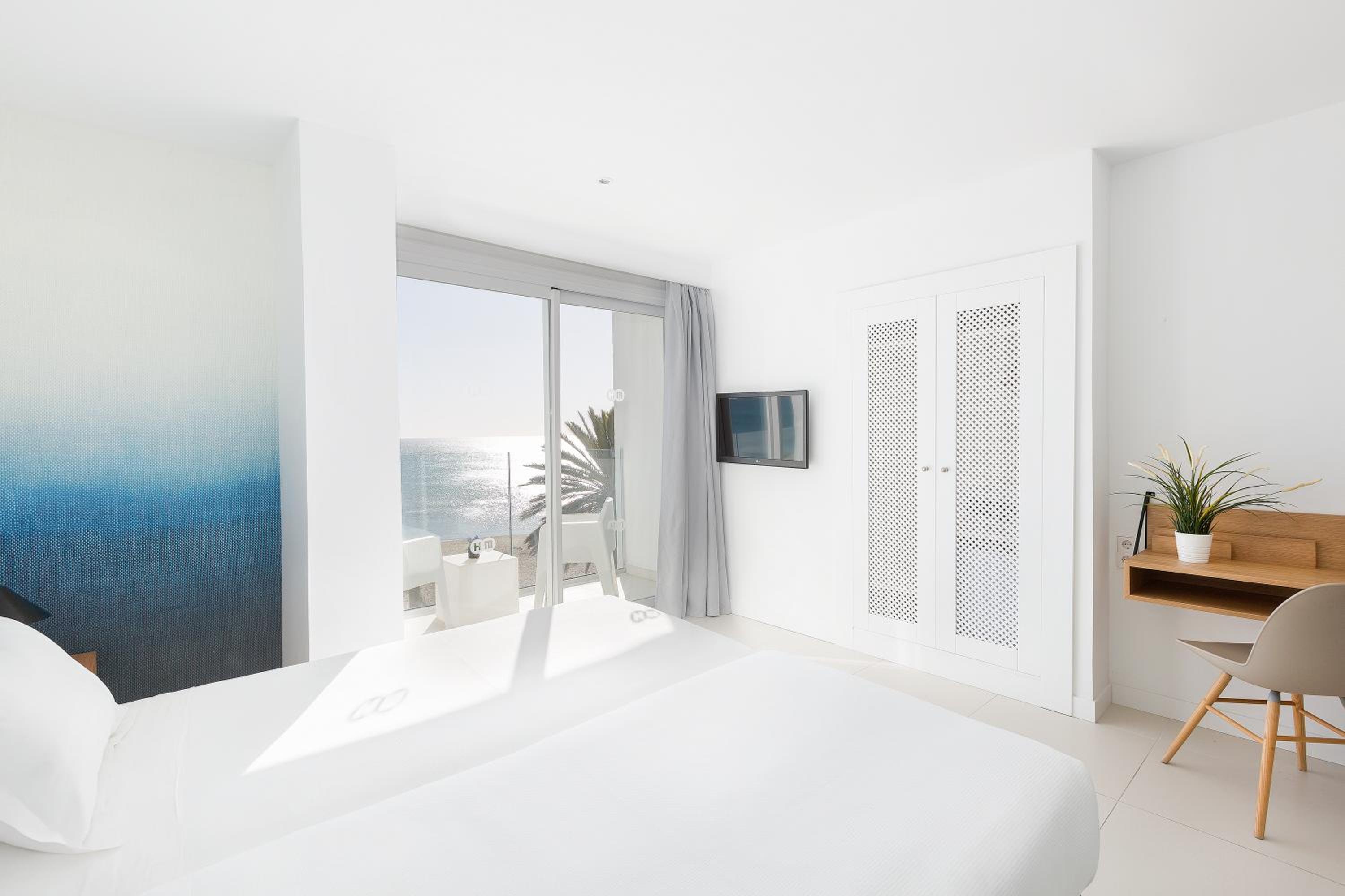 Twin Room with Sea View with Balcony - Photo 4