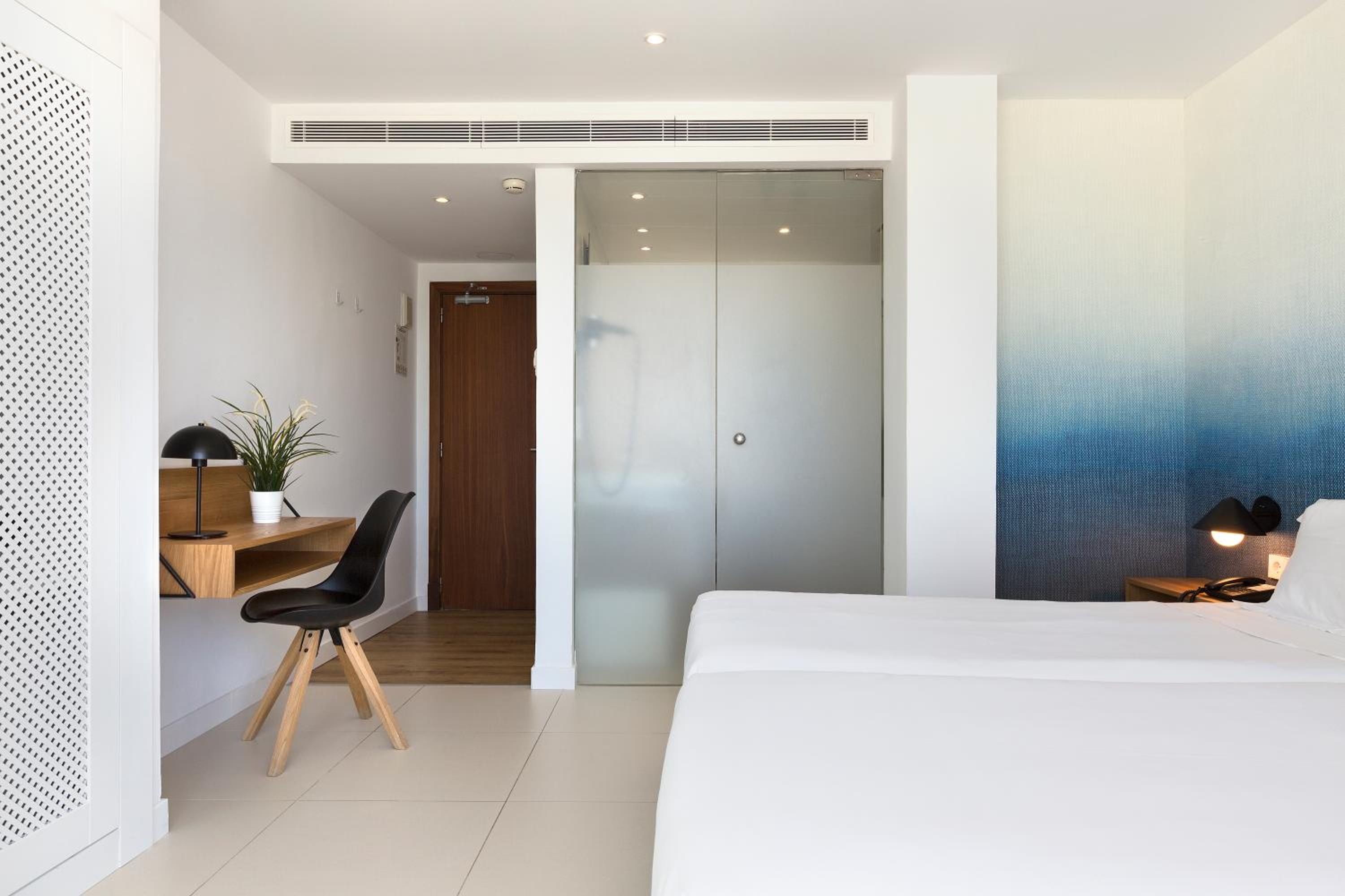 Twin Room with Sea View with Balcony - Photo 7