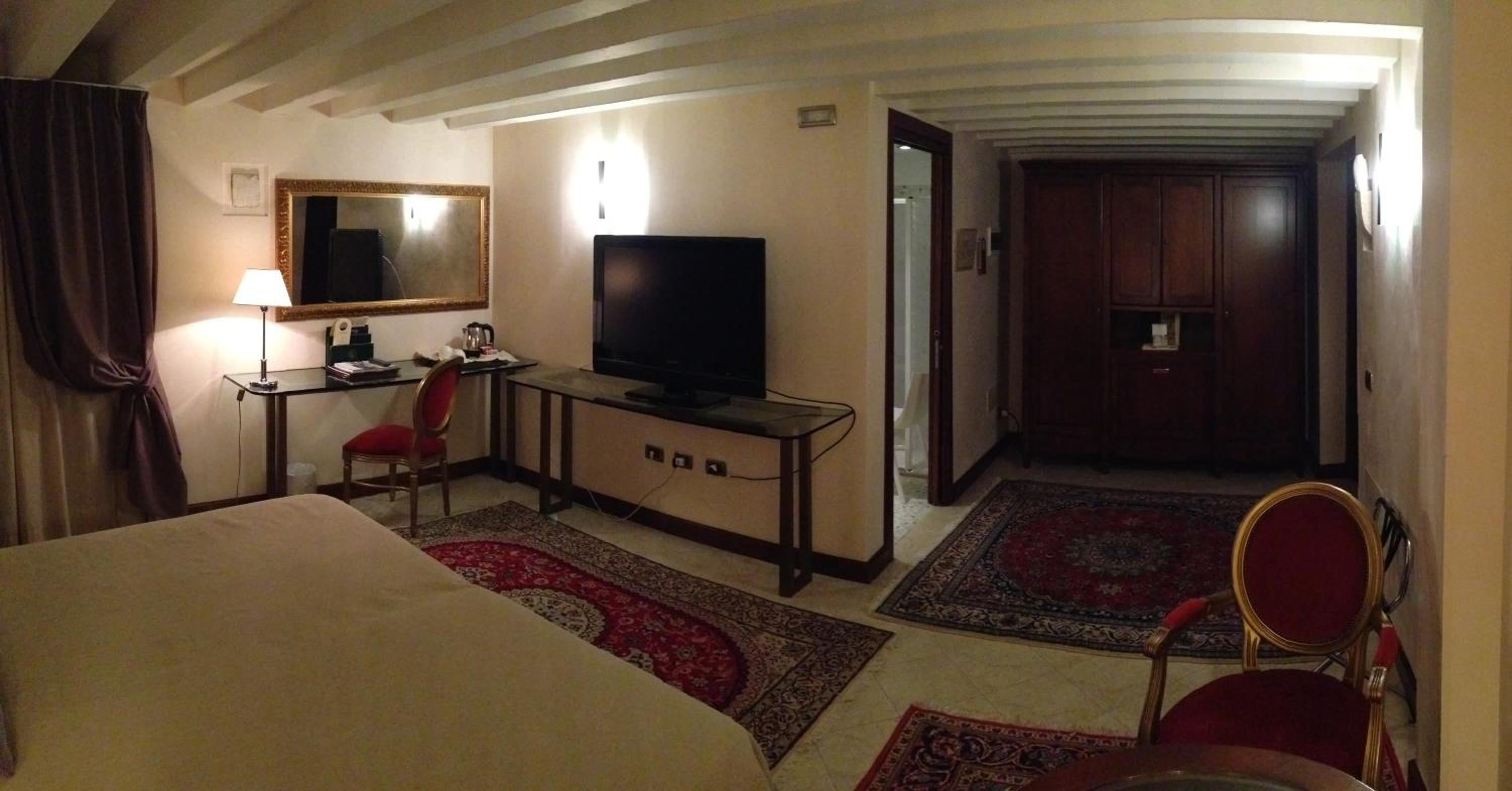 Classic Triple Room thumbnail 6