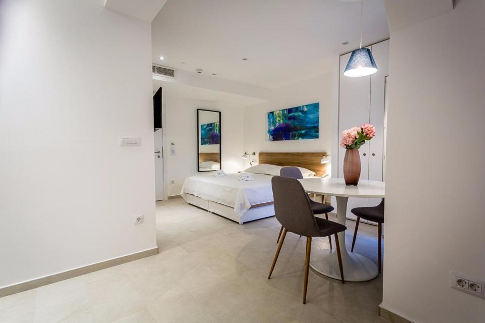 Studio apartment with a balcony and mountain view photo 2