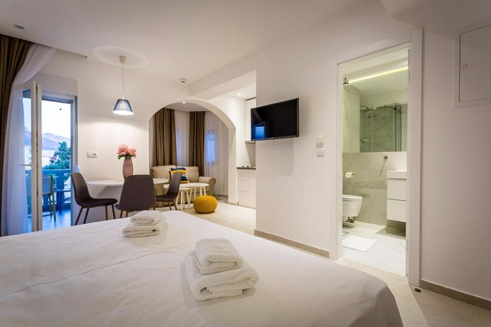 Studio apartment with a balcony and mountain view photo 1