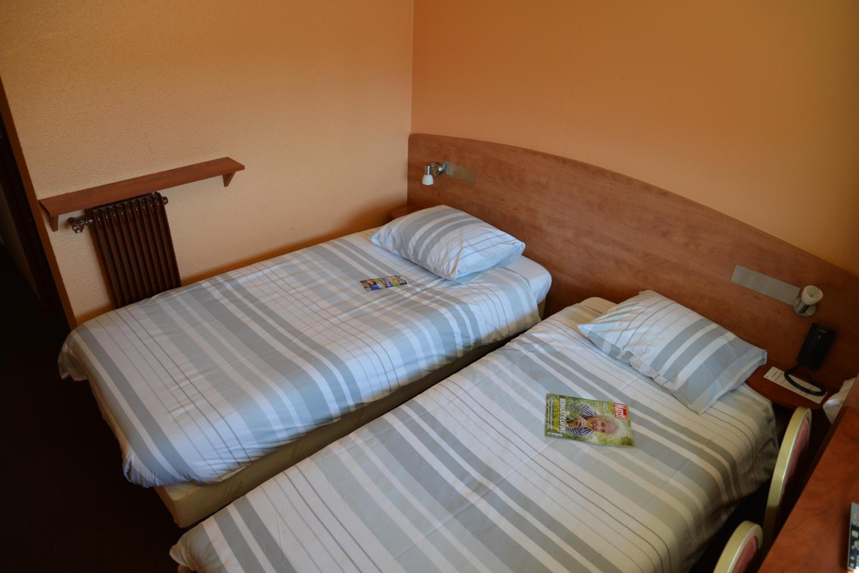 Twin Room - Photo 3