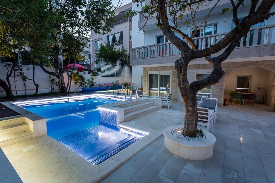 One-Bedroom Apartment with Pool View photo 3