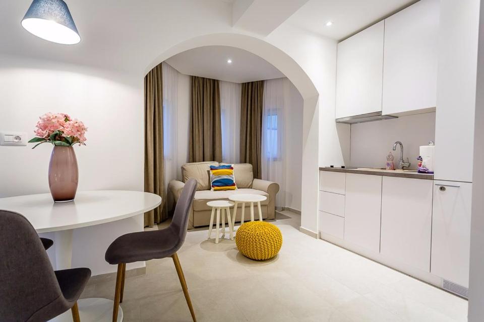 Studio apartment with a balcony and mountain view photo 3