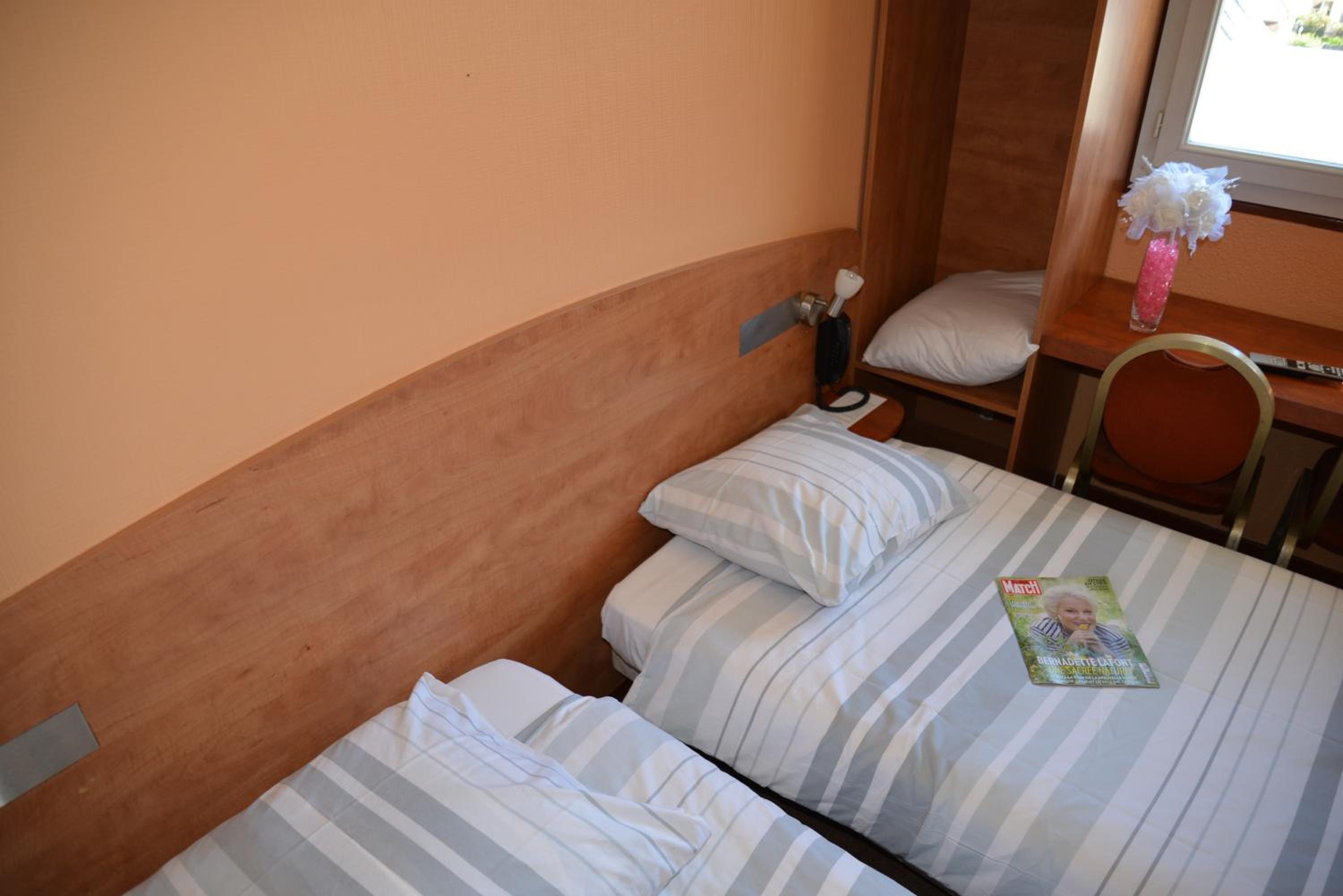 Twin Room - Photo 2