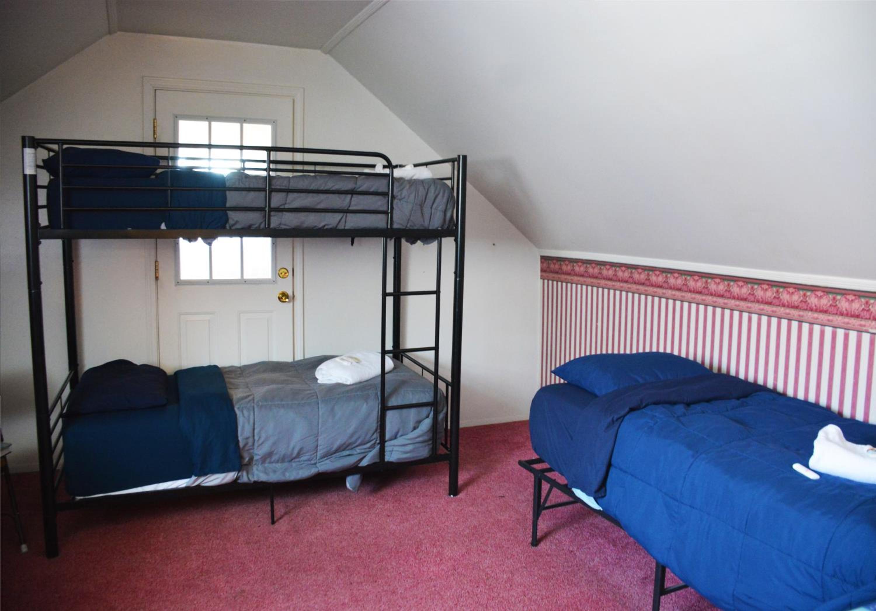 Bed in 6-Bed Mixed Dormitory Room photo 1