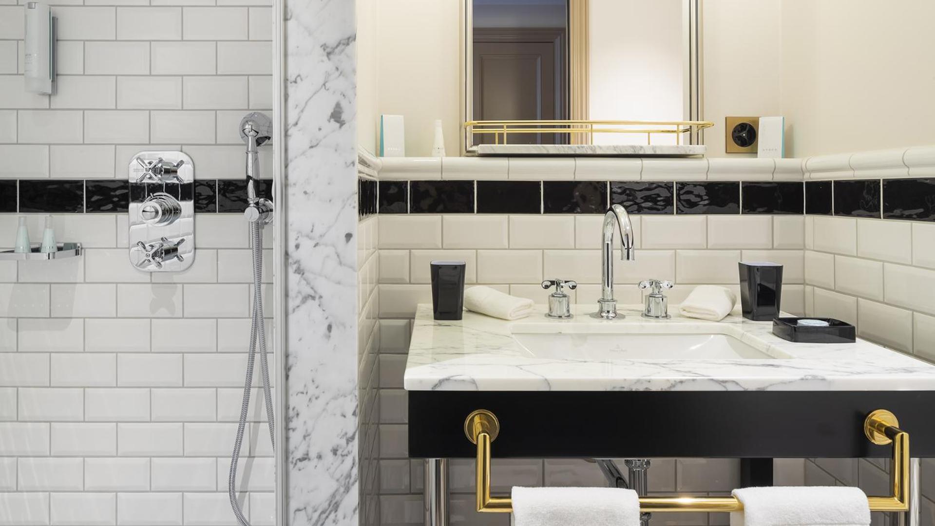 Classic Double Room with Shower - Photo 4