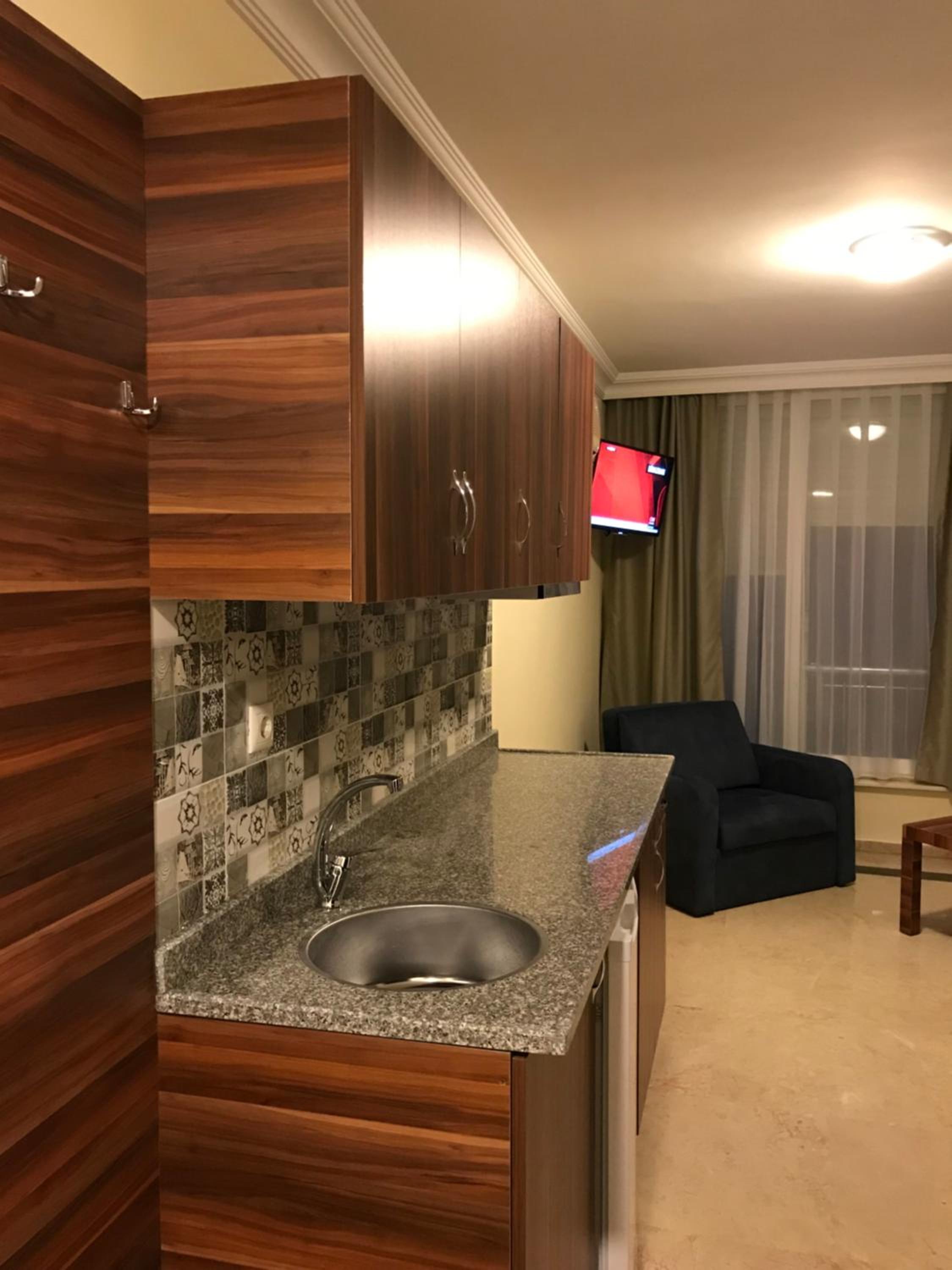 Suite with Pool View - Photo 12